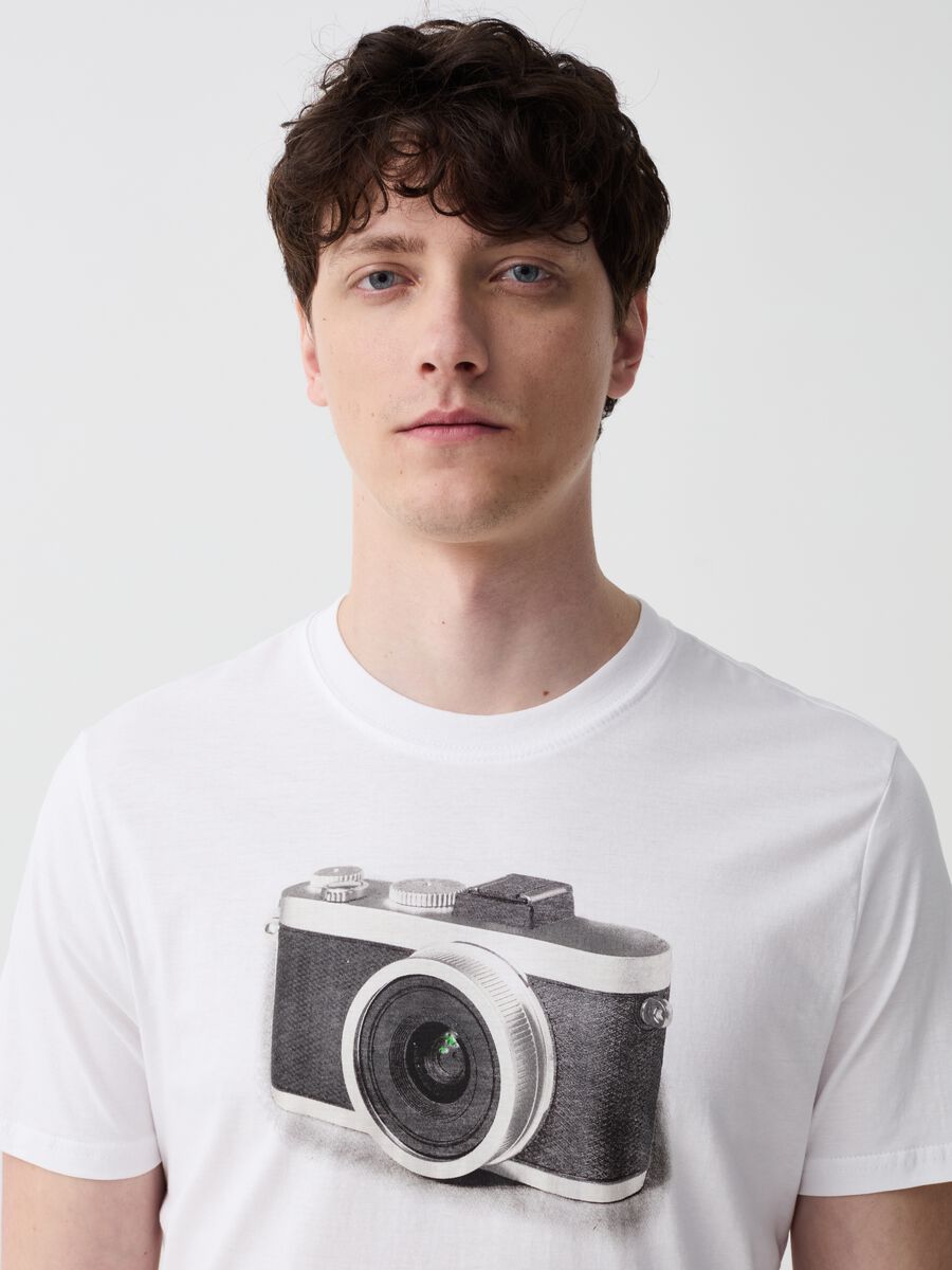T-shirt con stampa macchina fotografica_0