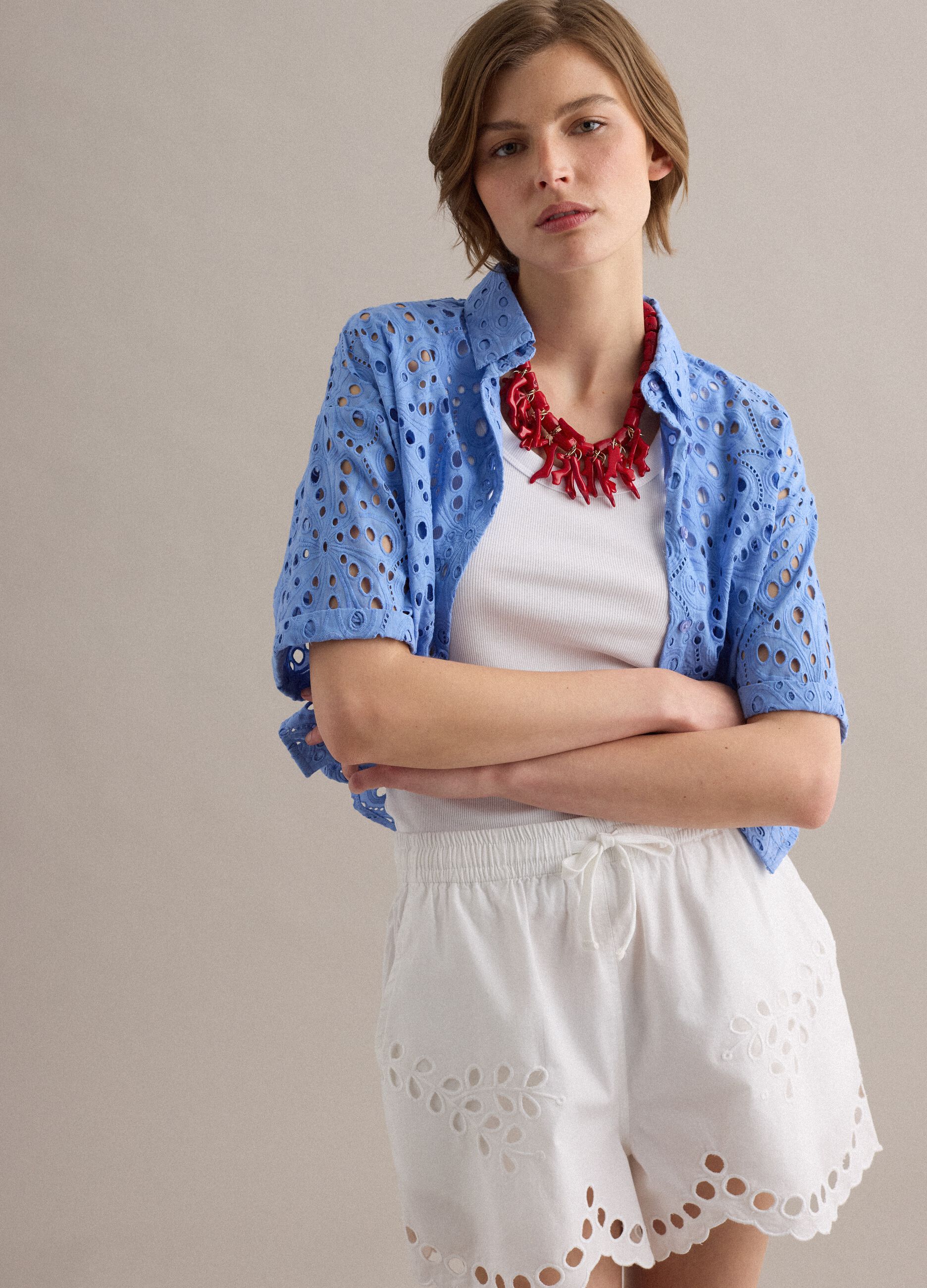 Camisa azul cielo de puro algod&oacute;n con bordado ingl&eacute;s