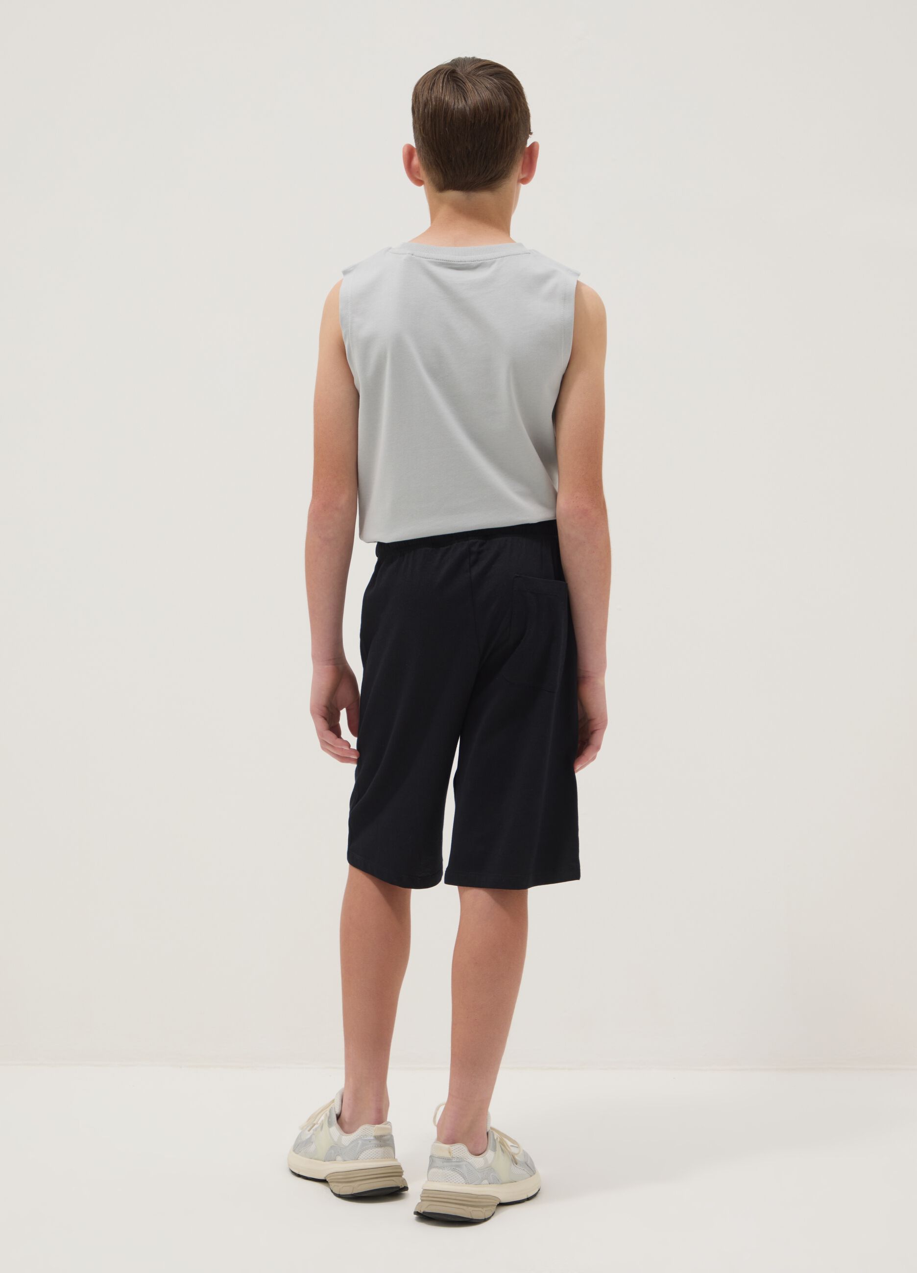 Boys&rsquo; black regular-fit shorts in 100% organic cotton