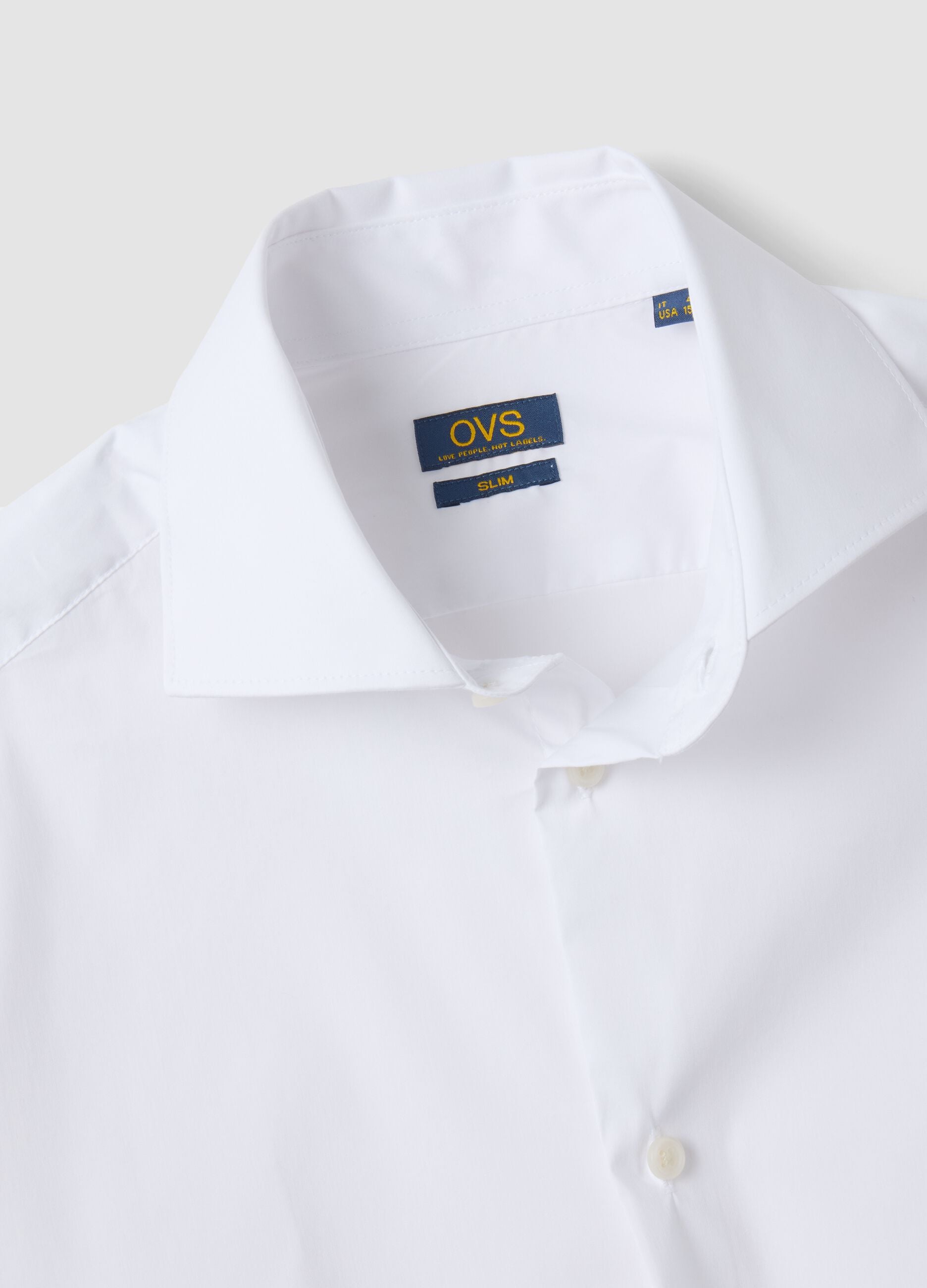 Camisa branca em popelina de algod&atilde;o el&aacute;stico com colarinho franc&ecirc;s, corte slim