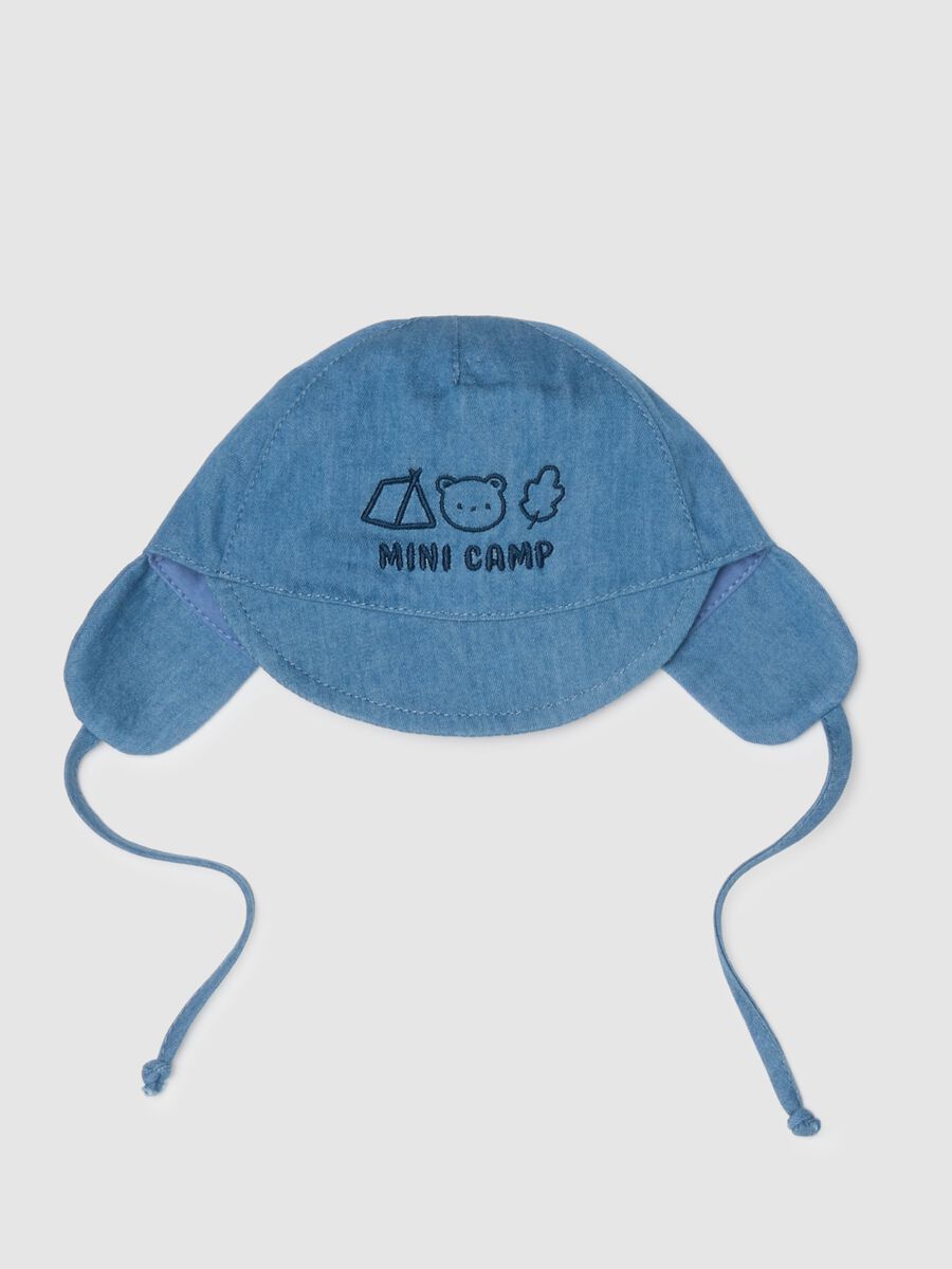 Cappello in puro cotone azzurro da neonato con scritta e laccetti_0