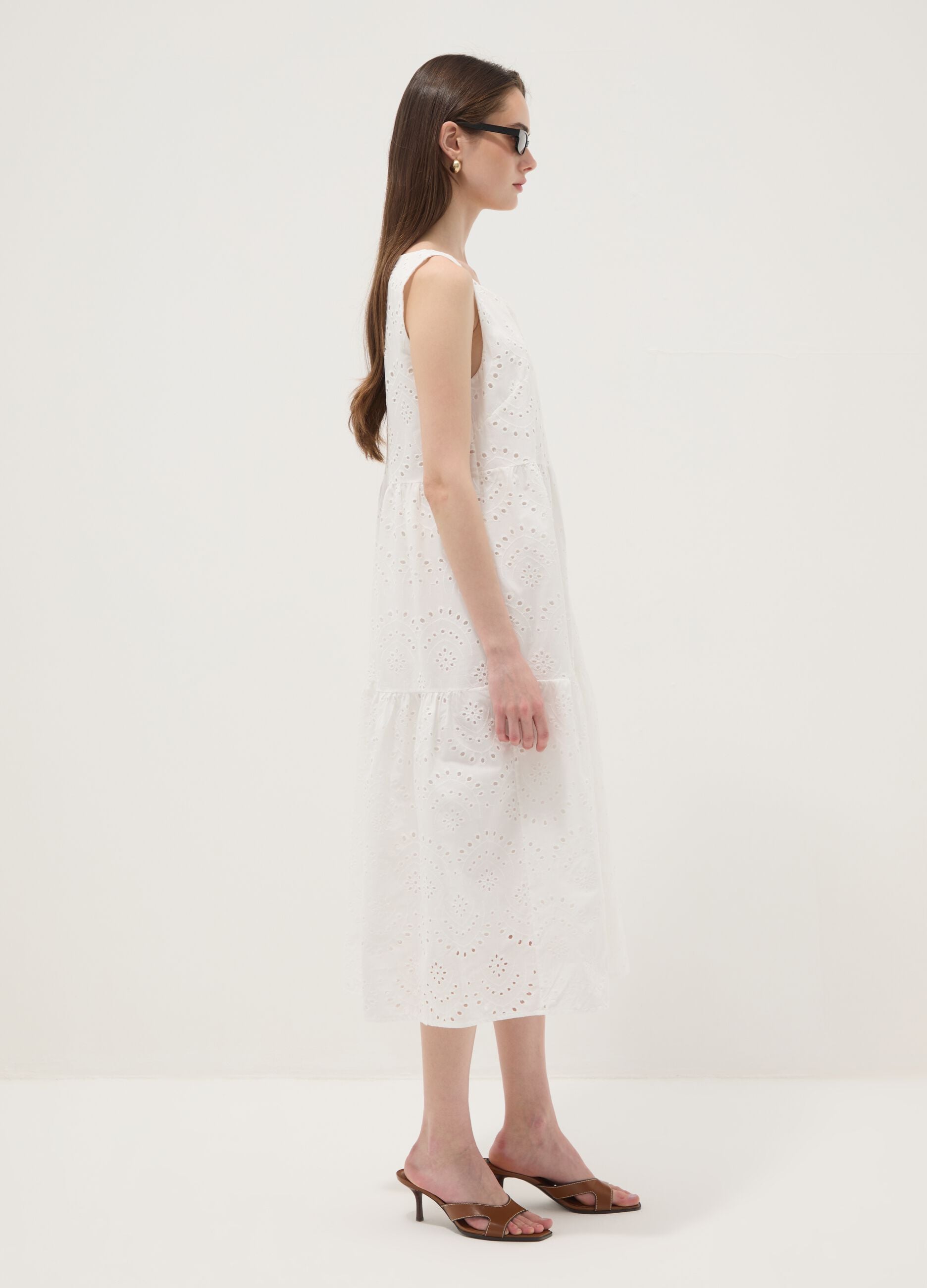 Vestido branco sem mangas em puro algod&atilde;o com bordado vazado, corte regular