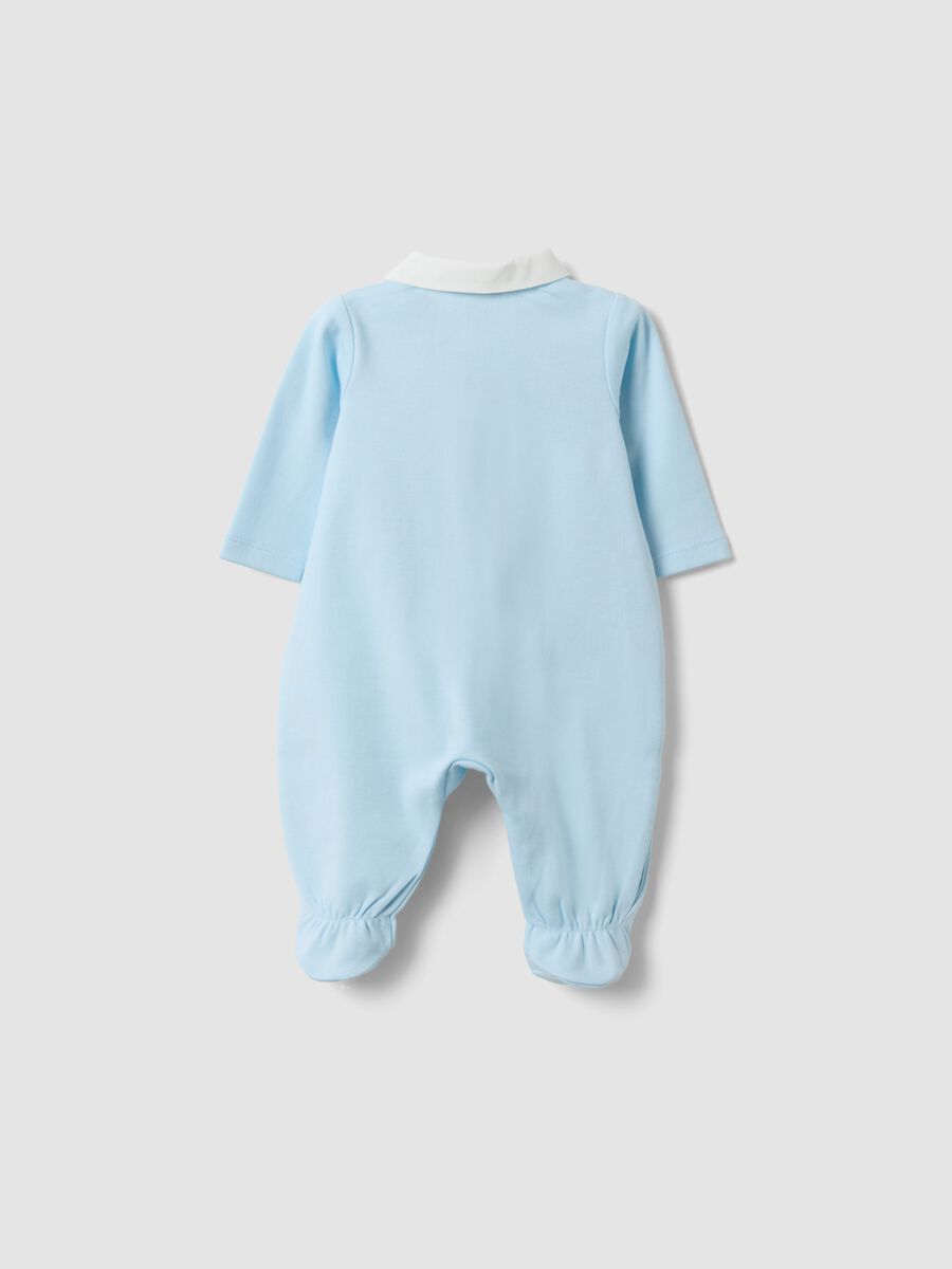 Hellblauer Babystrampler aus Bio-Baumwolle mit klassischem Kragen_1