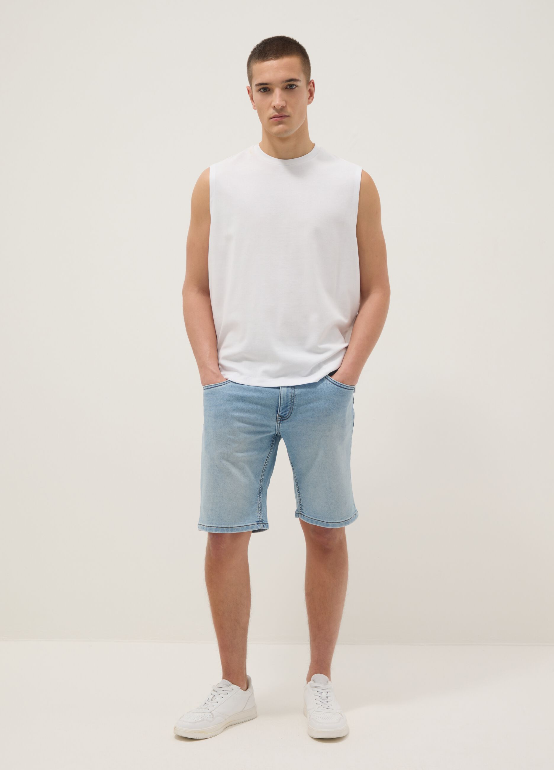 Schmal geschnittene hellblaue Stretch-Denim Baumwollmischung Shorts
