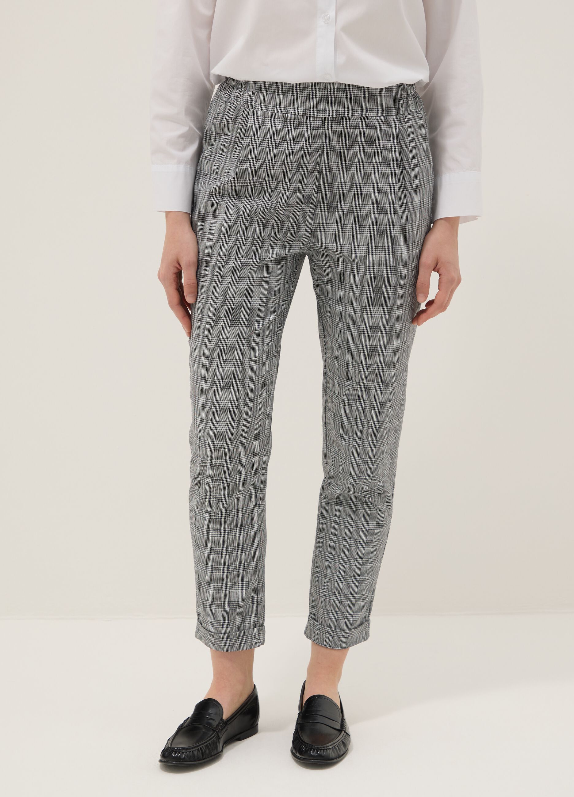 Cal&ccedil;as cinzentas aos quadrados regular fit em mistura de algod&atilde;o el&aacute;stica