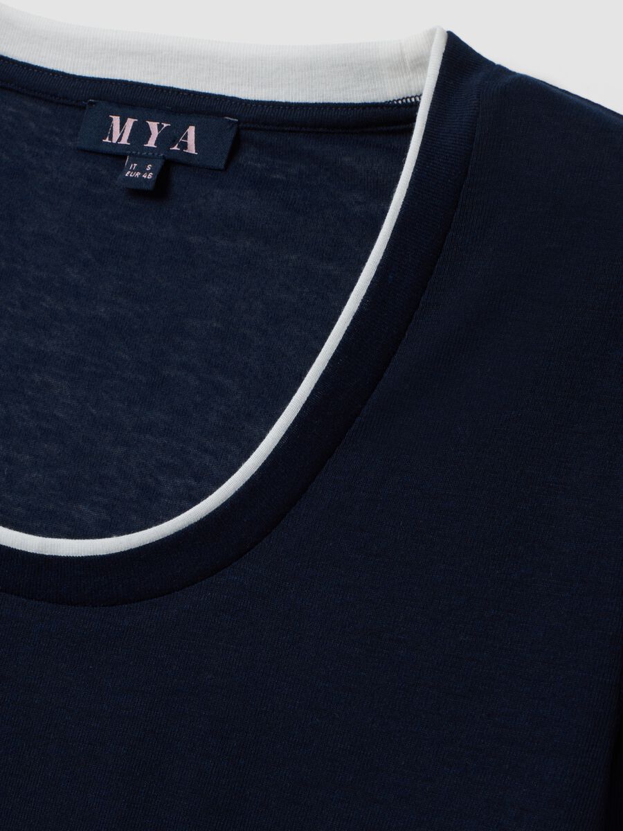 Blaues T-Shirt aus Viskosemix mit wei&szlig;em Kontrast-Rundhalsausschnitt, Regular Fit_1