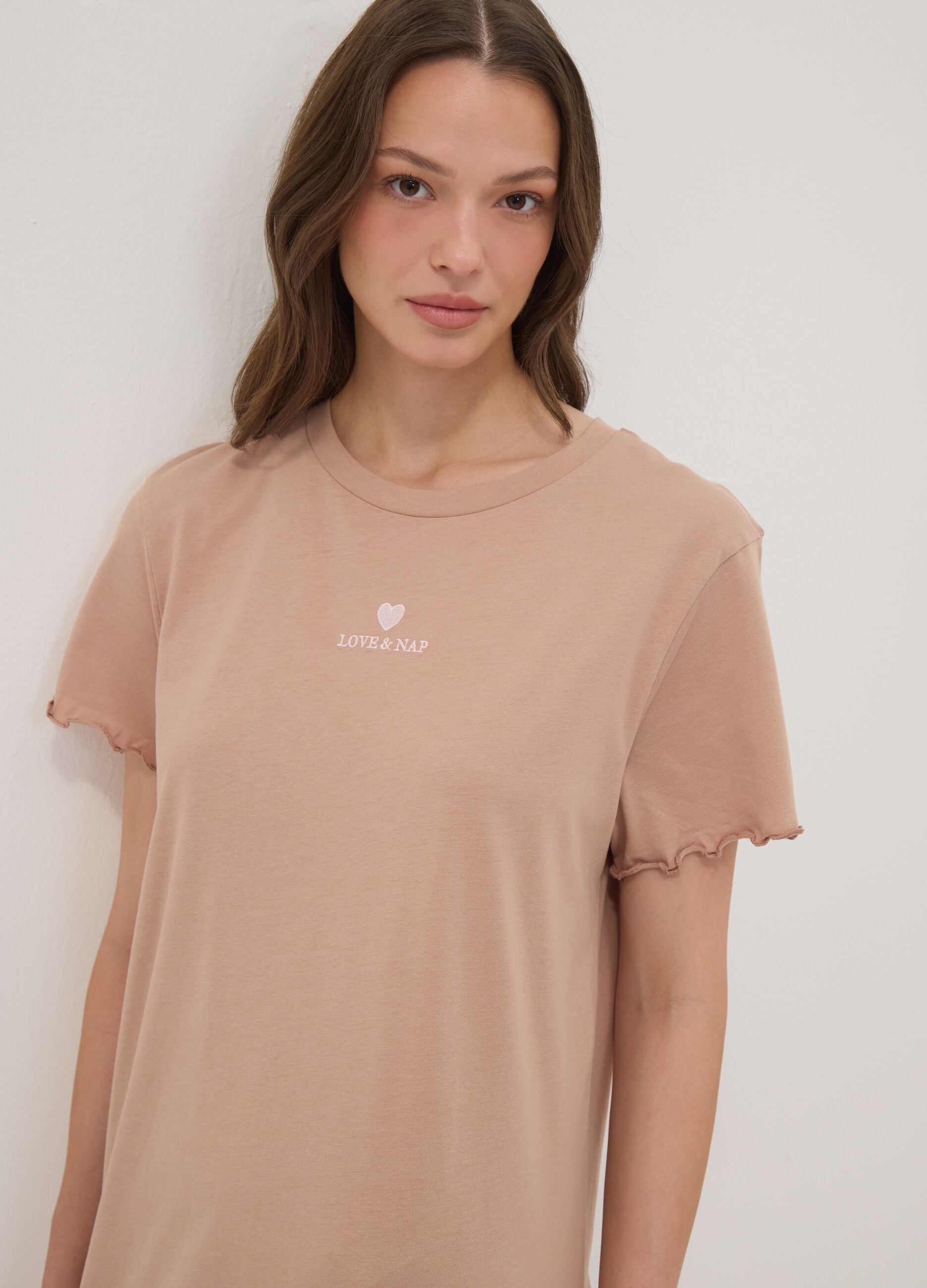 Camicia da notte beige in puro cotone organico con orli arricciati