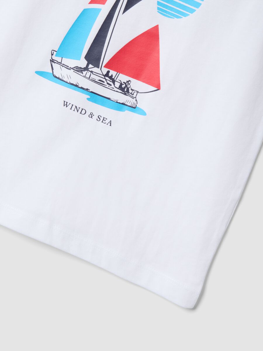 D&eacute;bardeur gar&ccedil;on blanc 100 % coton avec imprim&eacute; voilier_3