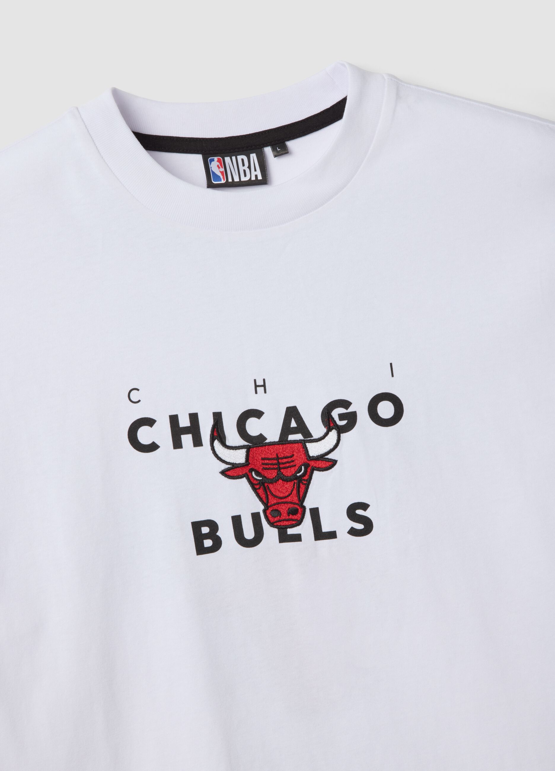 T-shirt branca em algod&atilde;o puro com estampado frontal, corte oversized