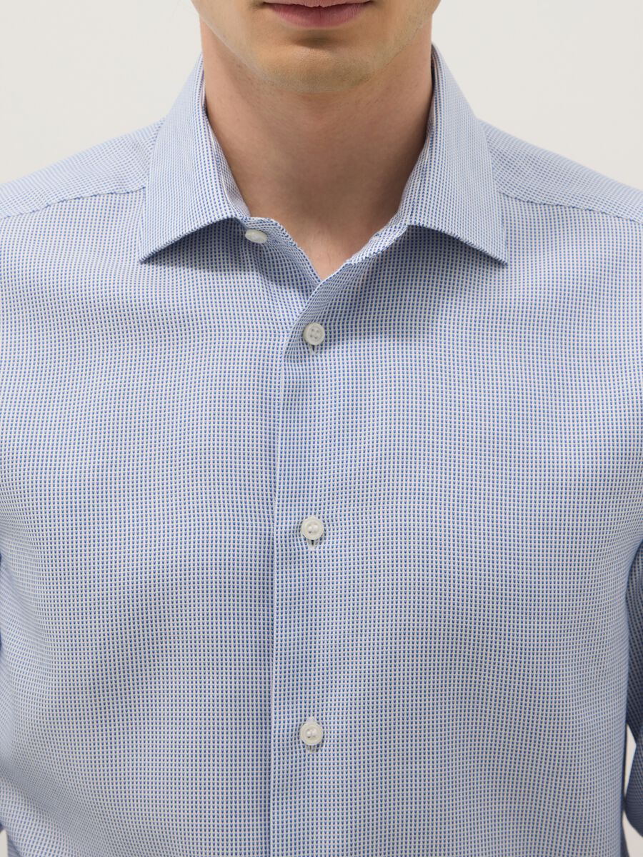 Camisa azul claro de ajuste slim en algod&oacute;n puro con microcuadros_1