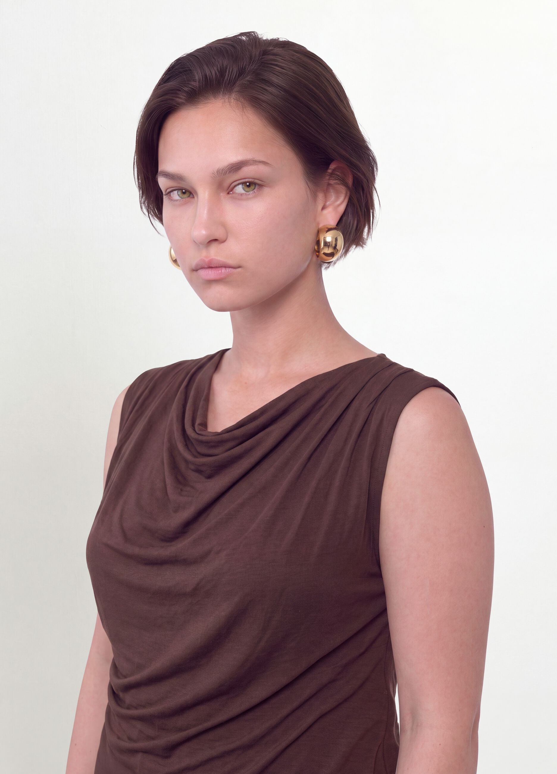Braunes T-Shirt aus elastischer Viskose mit drapiertem Ausschnitt
