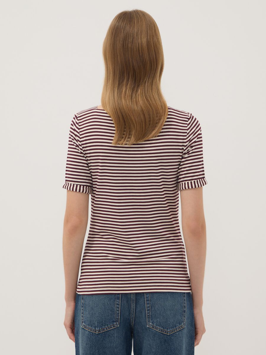 Wei&szlig;es gestreiftes T-Shirt aus elastischer Viskose_3