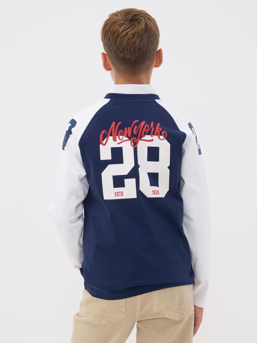 T-shirt blu in puro cotone con girocollo e stampa per ragazzo_2