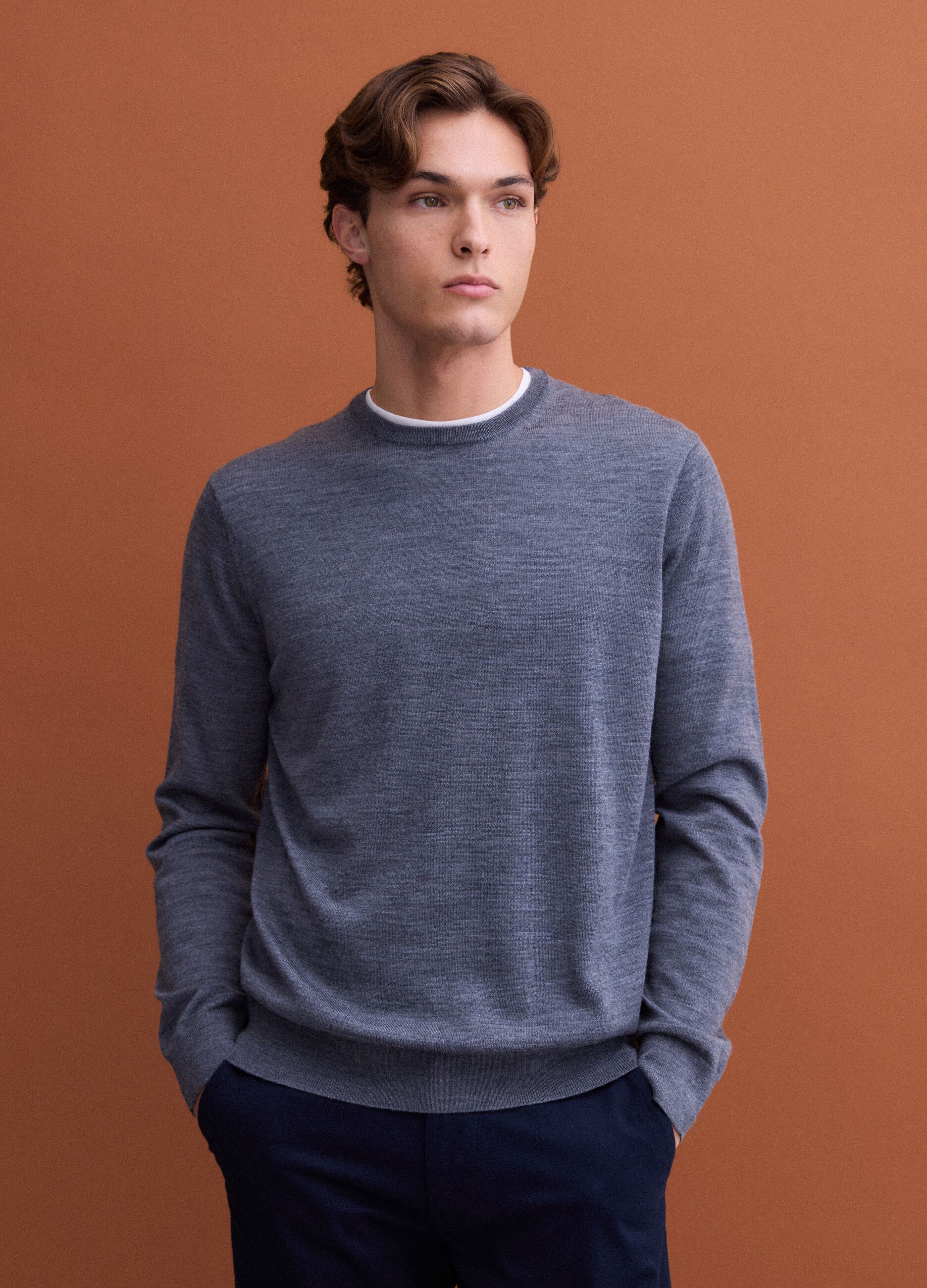 Grauer Rundhals-Pullover aus reiner Merinowolle, Regular Fit