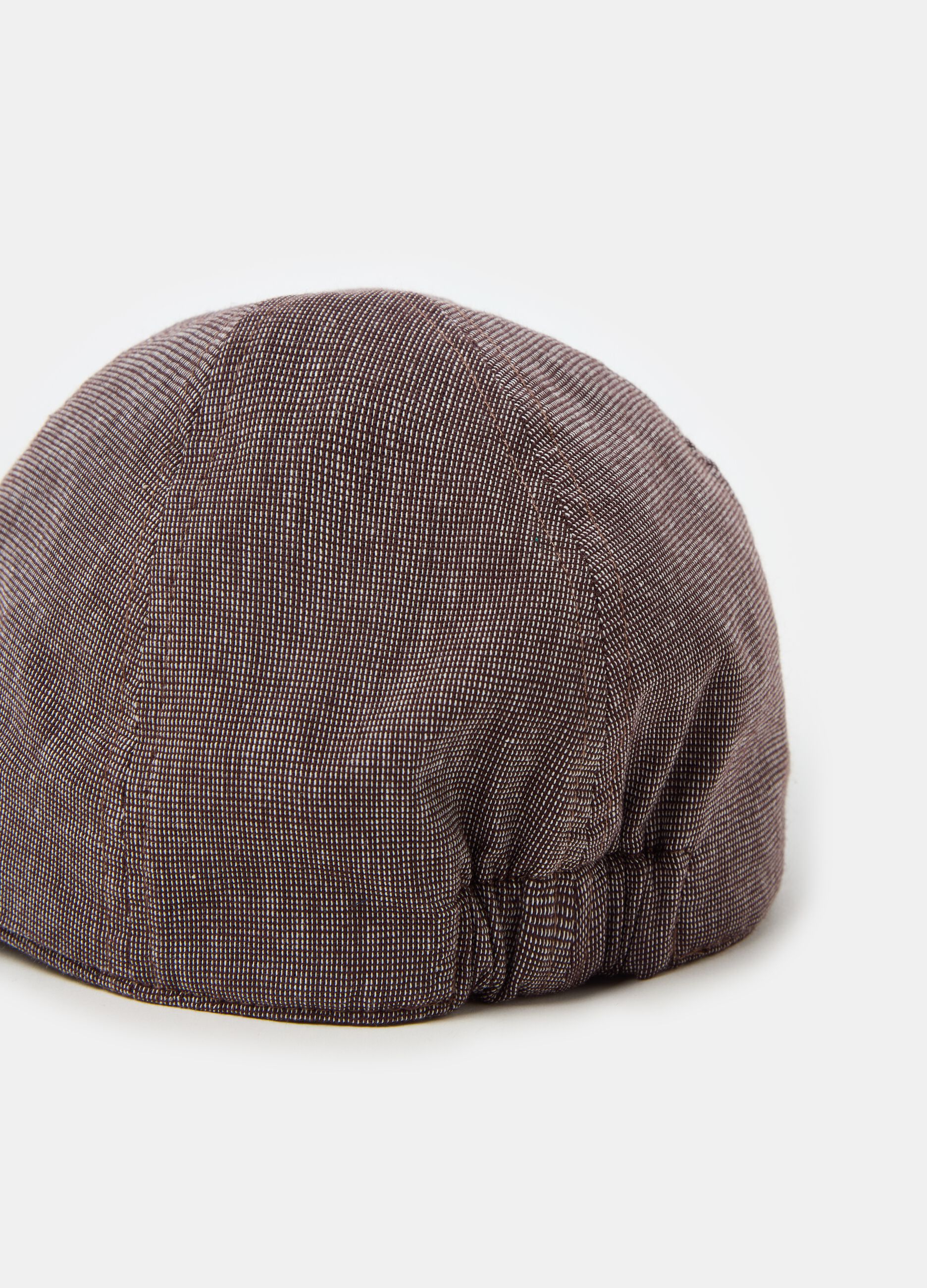 Flat cap in textured fabric