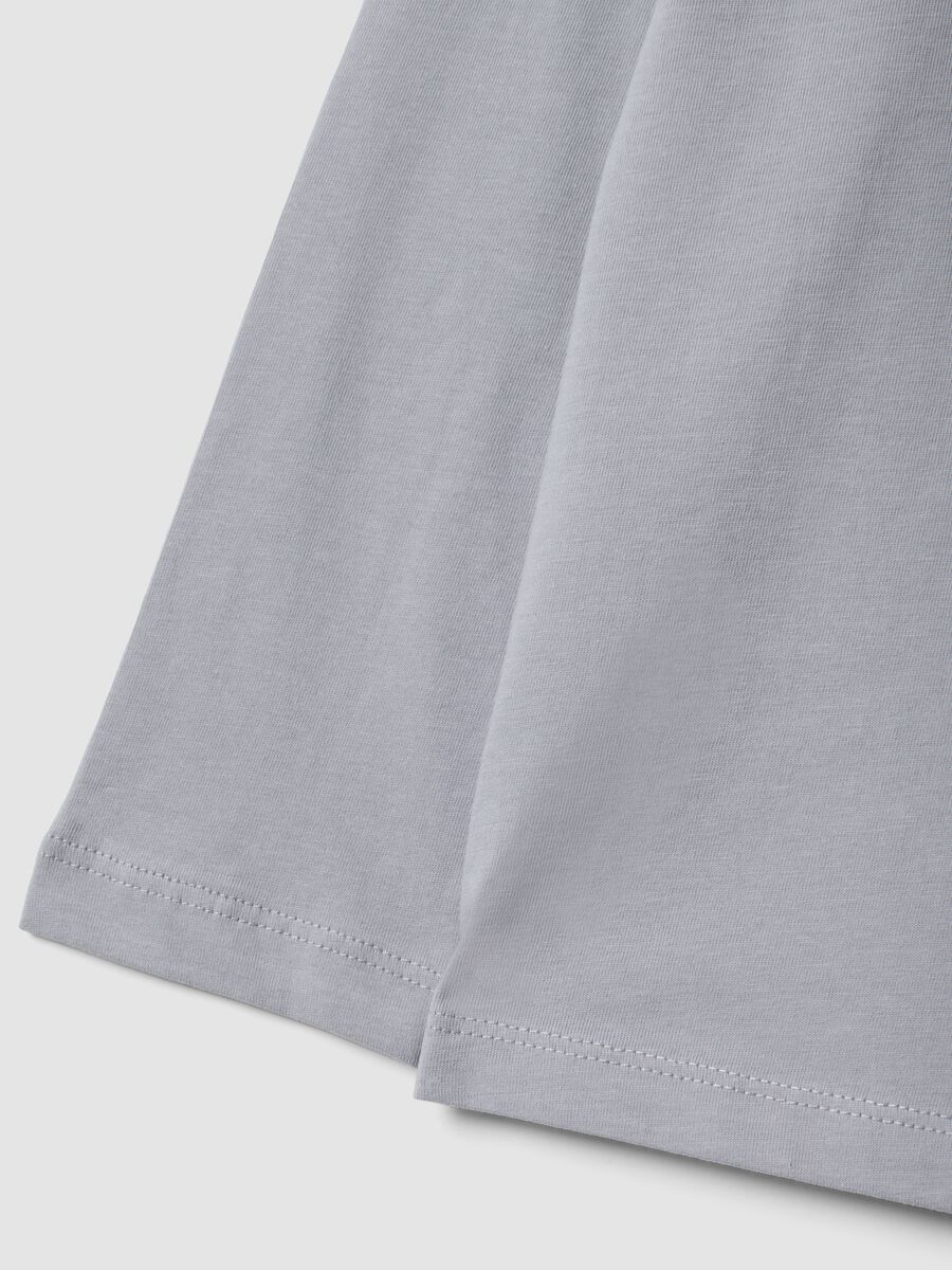 T-shirt grigia in puro cotone a girocollo con stampa skater per bambino_3