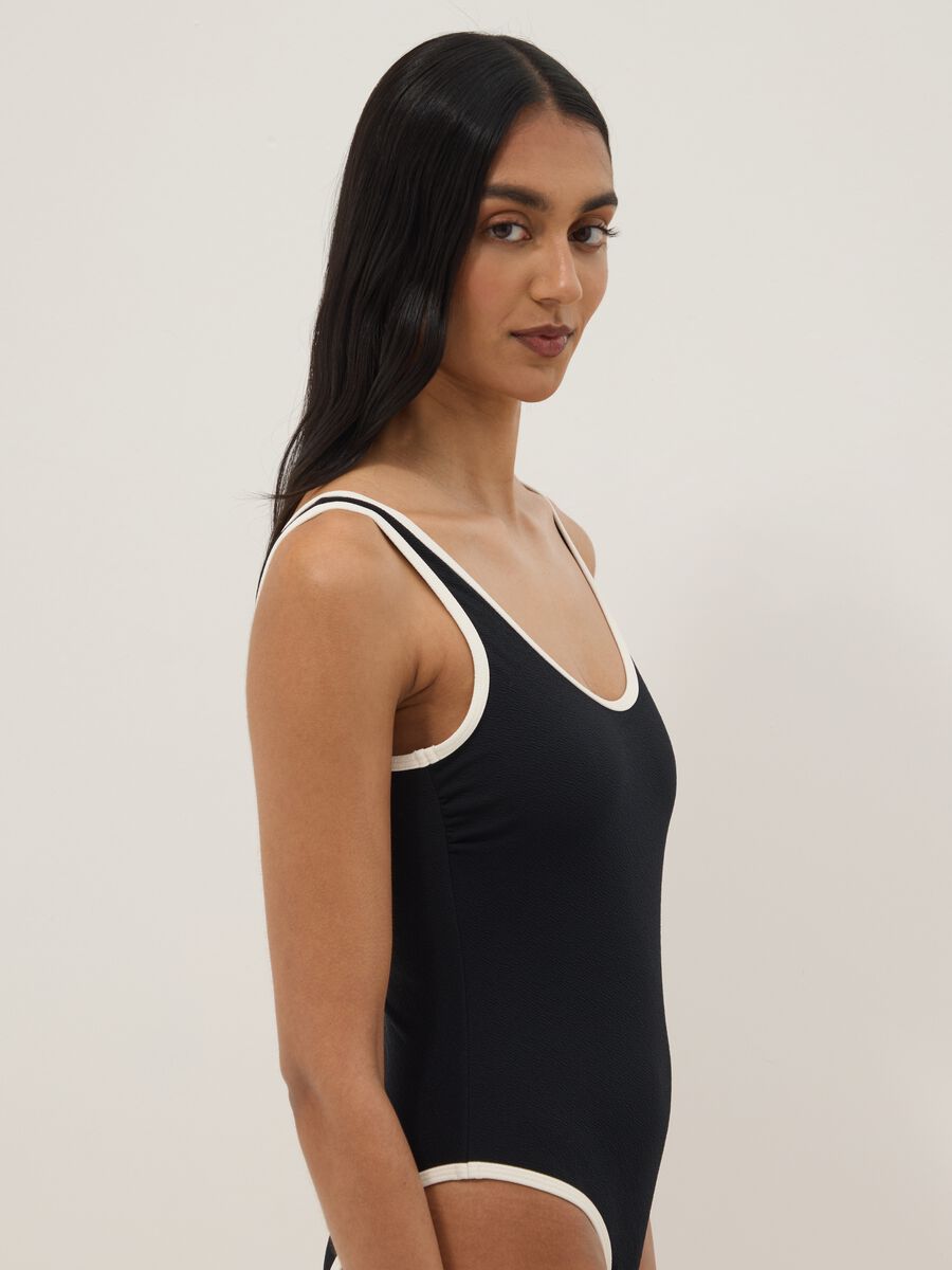 Schwarzer One-Piece-Badeanzug aus Stretchmaterial mit weissen Abschl&uuml;ssen_1