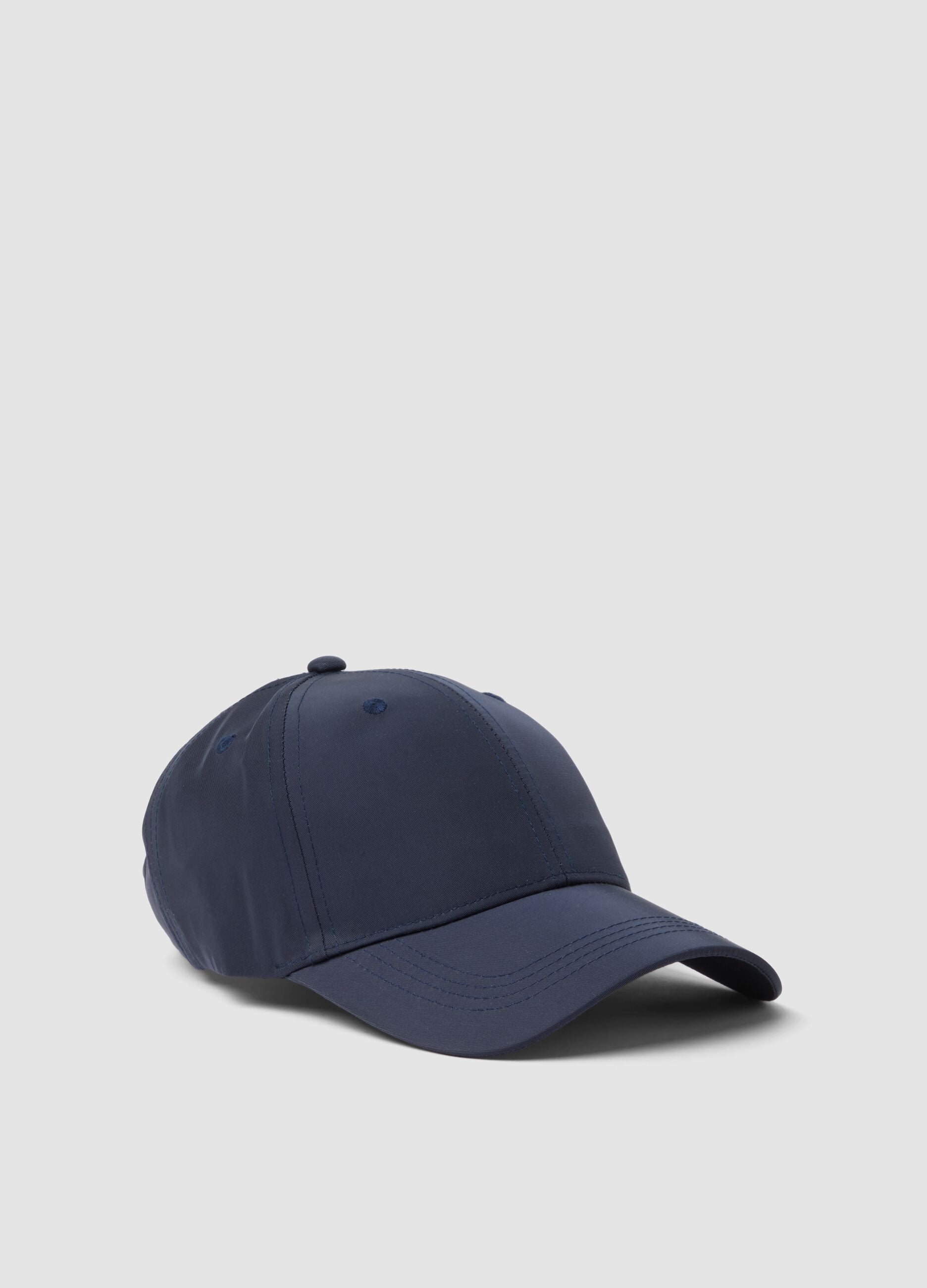 Blaue Cap mit gebogenem Schirm
