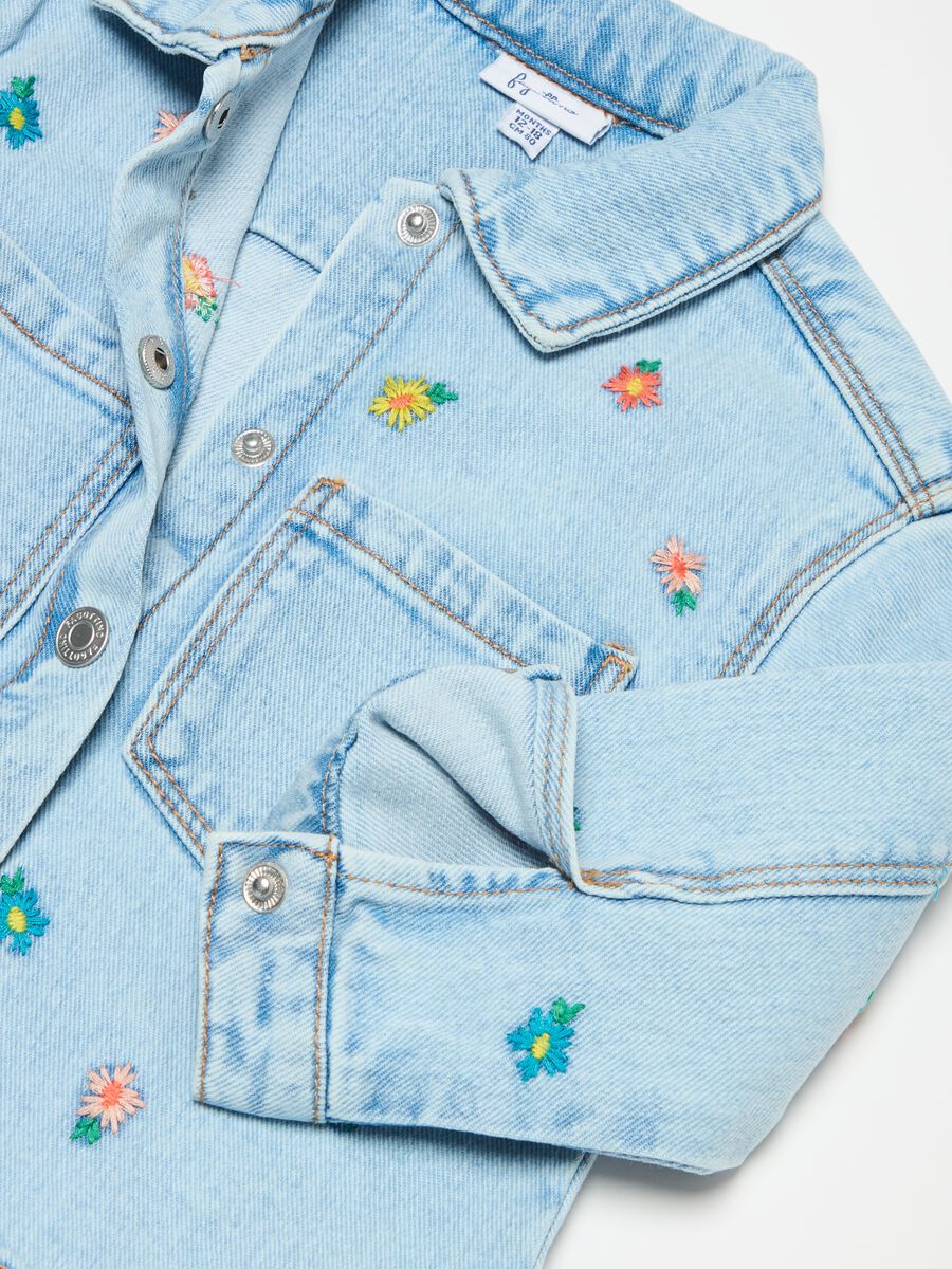 Short jacket in denim with small flowers embroidery_2