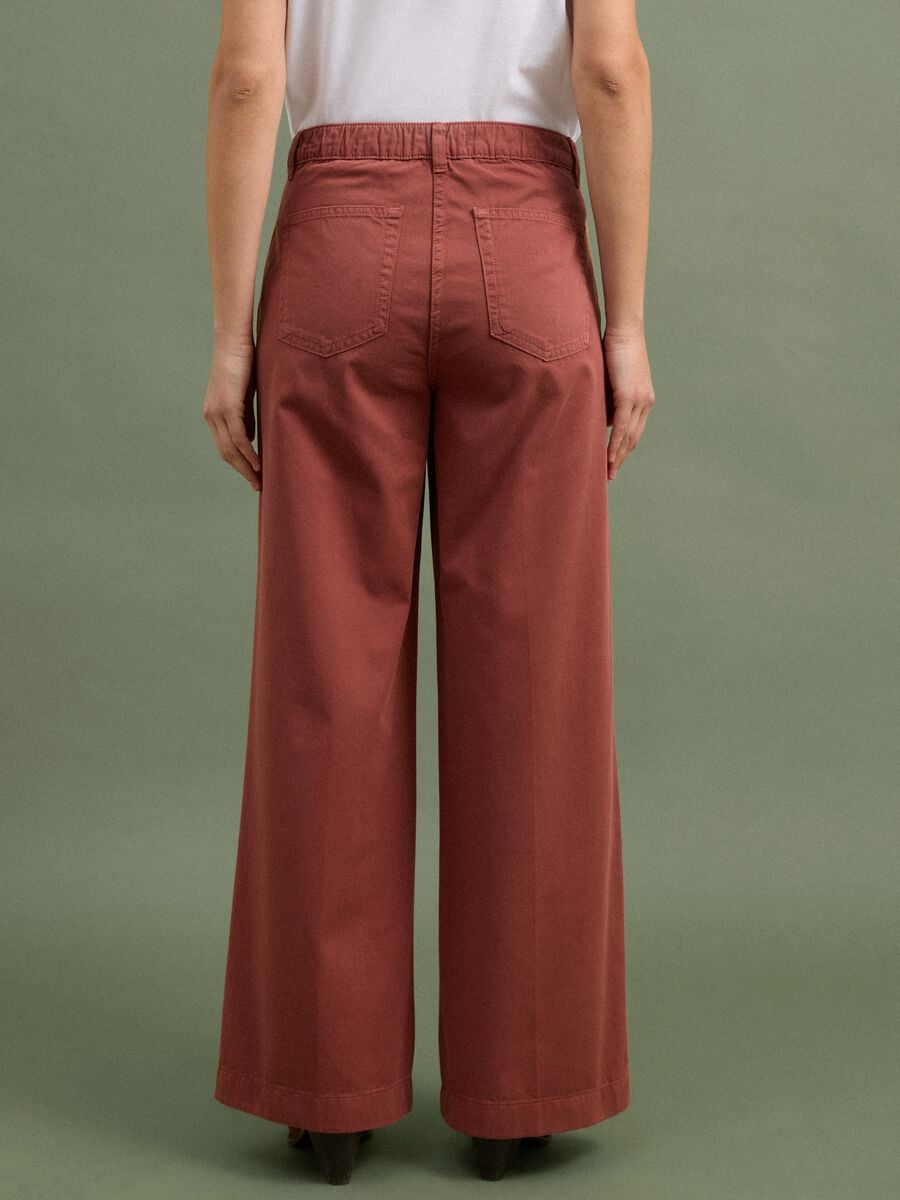 Rote Wide-Leg-Chinohose aus reiner Baumwolle mit Kontraststreifen_2