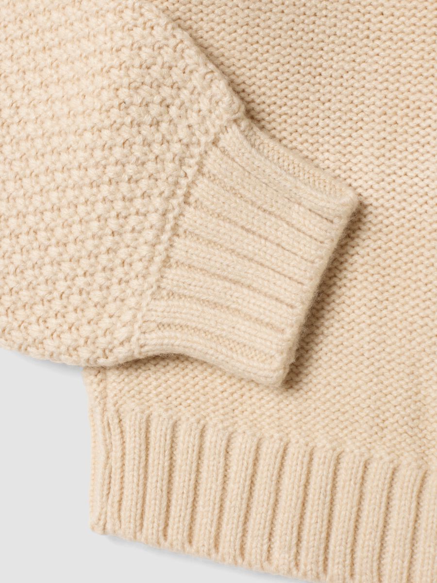 Cardigan beige in maglia con scollo profondo a V_3