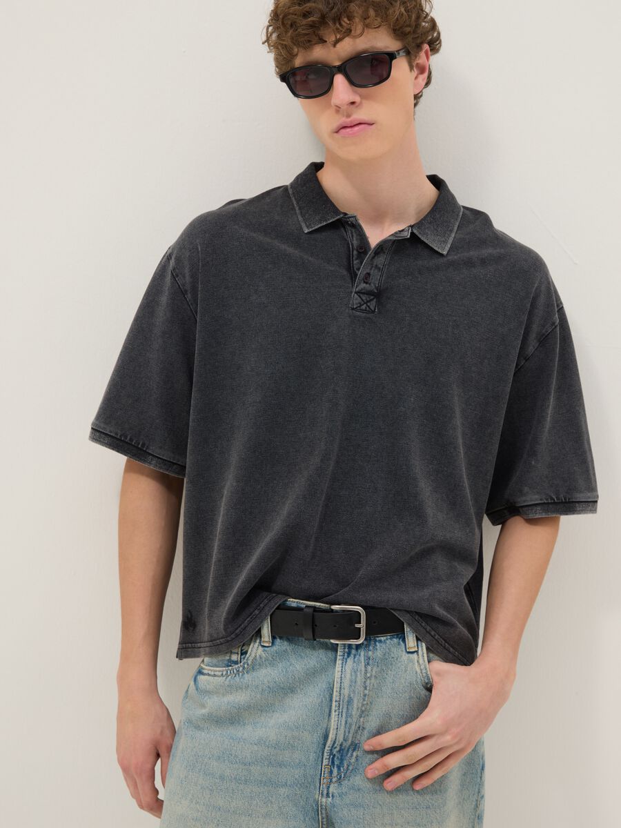 Schwarzes Polo aus reiner Baumwolle mit normaler Passform, kurz&auml;rmelig_0