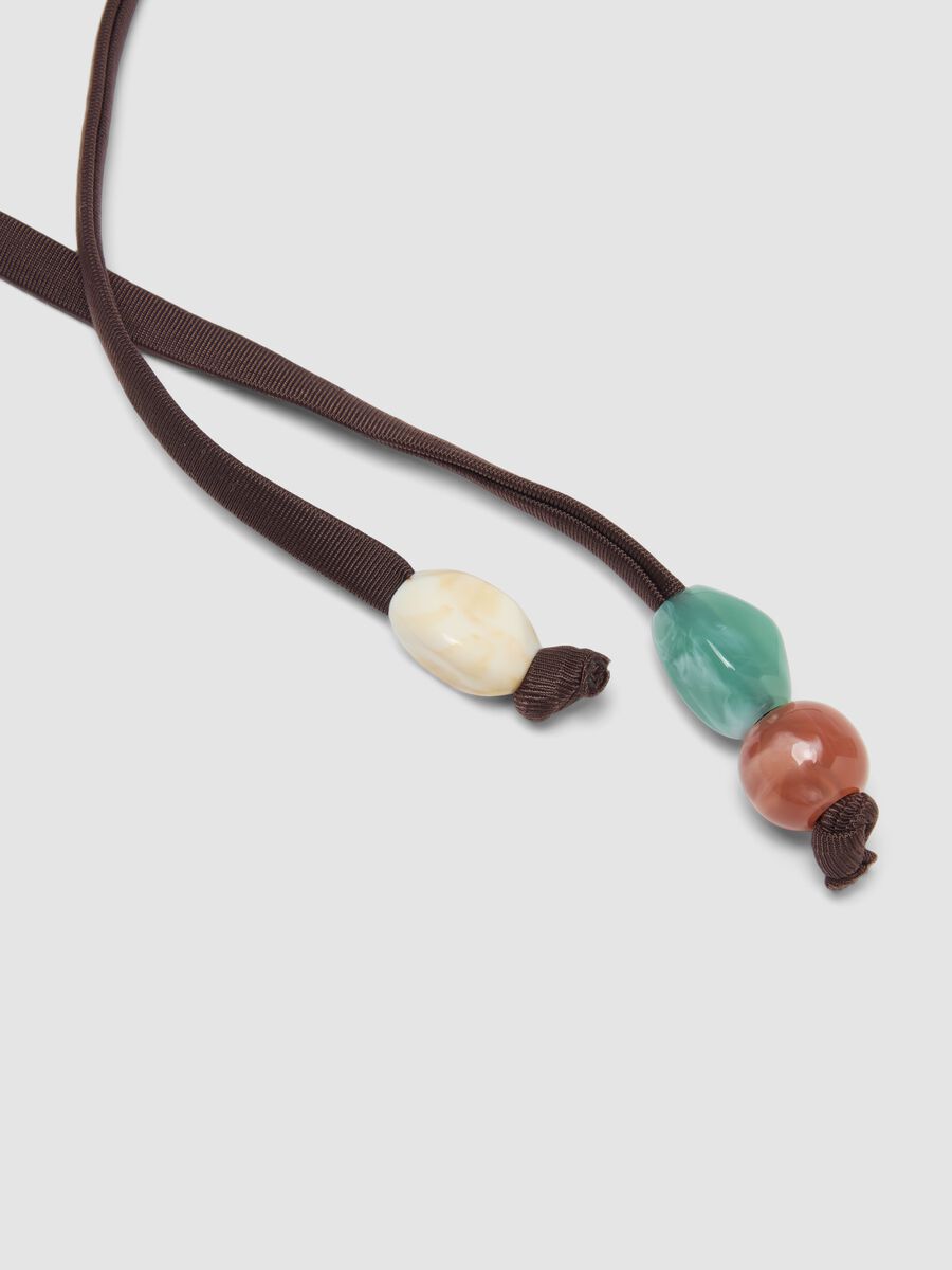 Braunes Bikini-H&ouml;schen aus Stretchmaterial mit seitlichen B&auml;ndern und Perlen_5