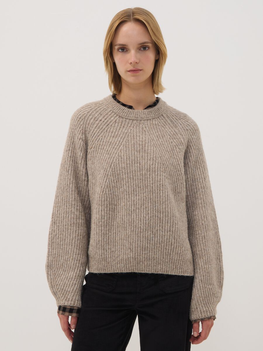 Jersey beige de canal&eacute; en mezcla de lana con cuello redondo_0