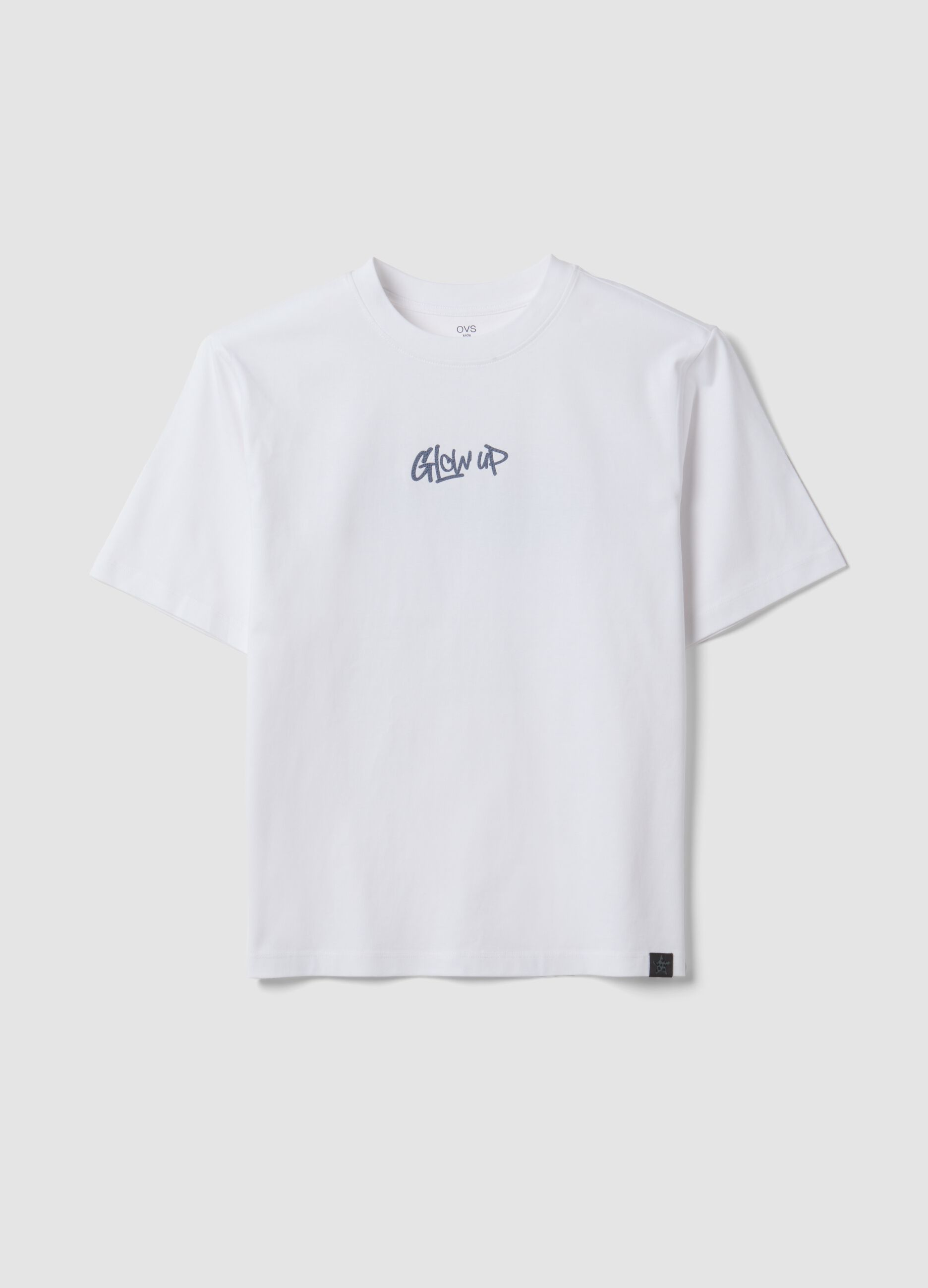 &Lambda;&epsilon;&upsilon;&kappa;ό T-shirt &alpha;&pi;ό &alpha;&gamma;&nu;ό &beta;&alpha;&mu;&beta;ά&kappa;&iota; &mu;&epsilon; &rho;&iota;&mu;&pi; &lambda;&alpha;&iota;&mu;ό&kappa;&omicron;&psi;&eta; &kappa;&alpha;&iota; &sigma;&tau;ά&mu;&pi;&alpha; &laquo;Glow Up&raquo;