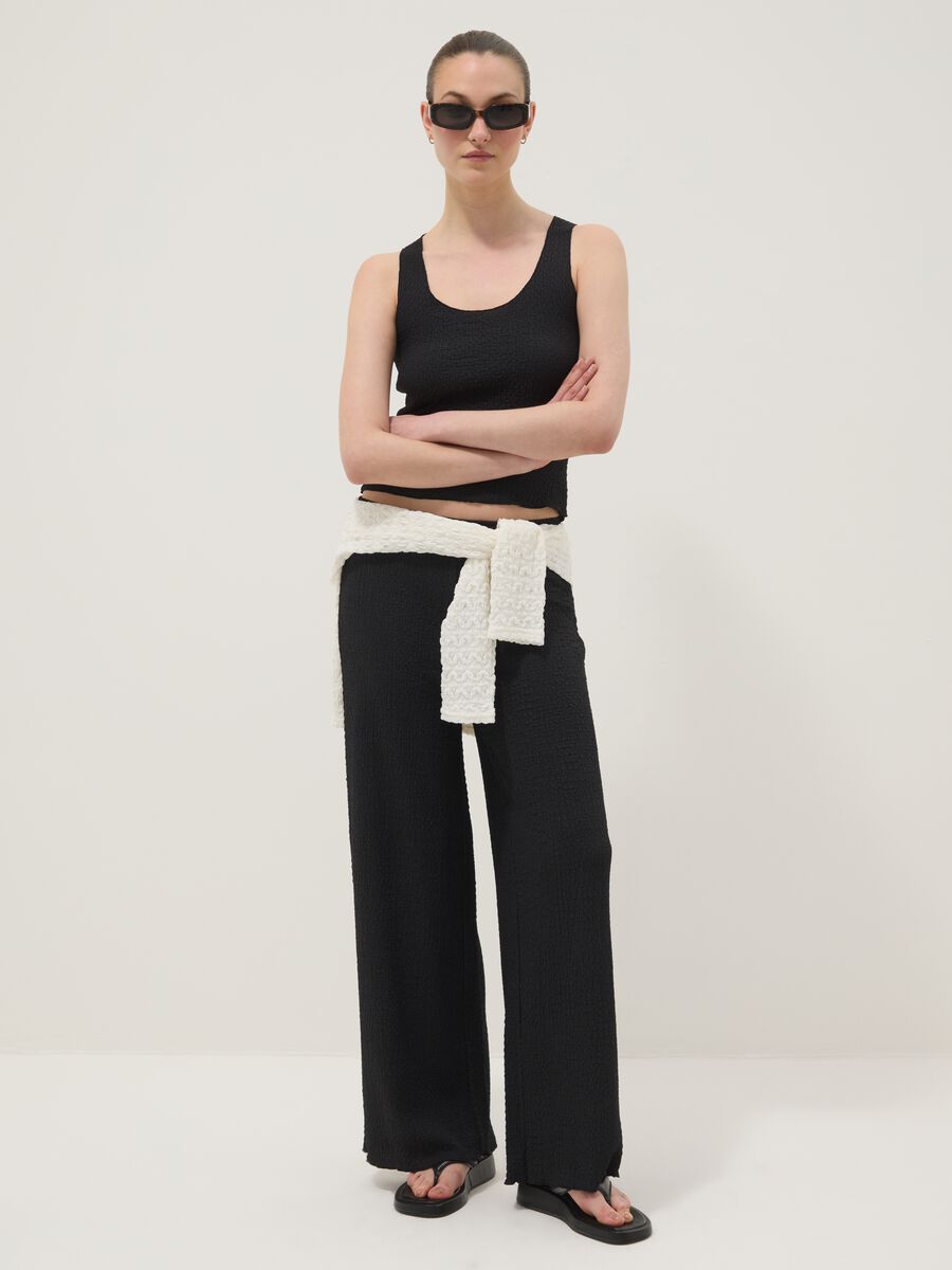 Schwarze Stretch-Hose mit weitem Bein und Crinkle-Optik_1