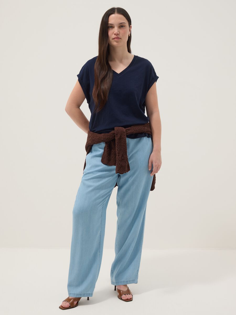 Kurzarm-T-Shirt aus reiner Baumwolle, blau, mit V-Ausschnitt und Regular Fit_2