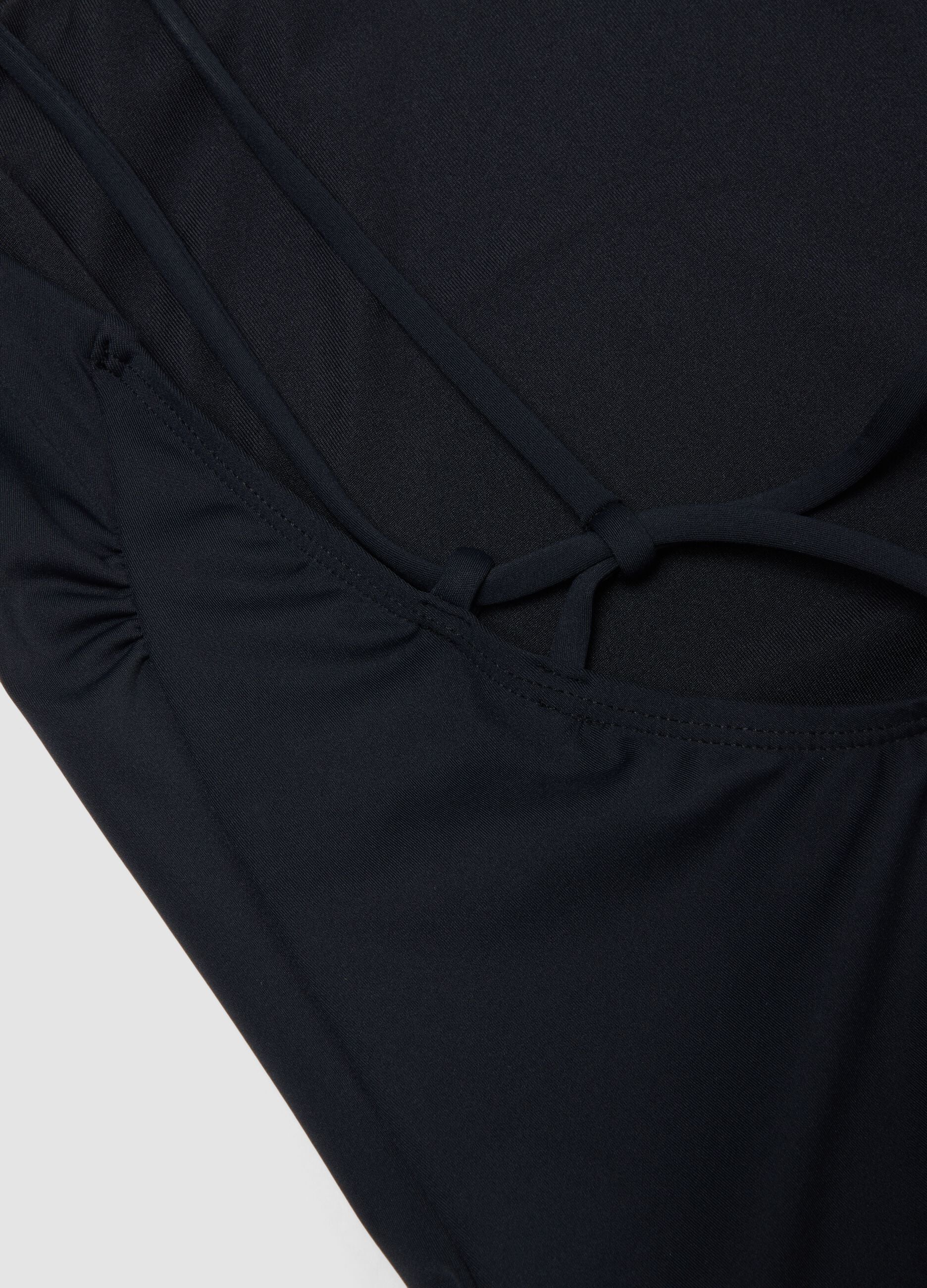 &Mu;&alpha;ύ&rho;&omicron; &omicron;&lambda;ό&sigma;&omega;&mu;&omicron; &mu;&alpha;&gamma;&iota;ό &alpha;&pi;ό &epsilon;&lambda;&alpha;&sigma;&tau;&iota;&kappa;ό ύ&phi;&alpha;&sigma;&mu;&alpha; &mu;&epsilon; &lambda;&epsilon;&pi;&tau;έ&sigmaf; &tau;&iota;&rho;ά&nu;&tau;&epsilon;&sigmaf;