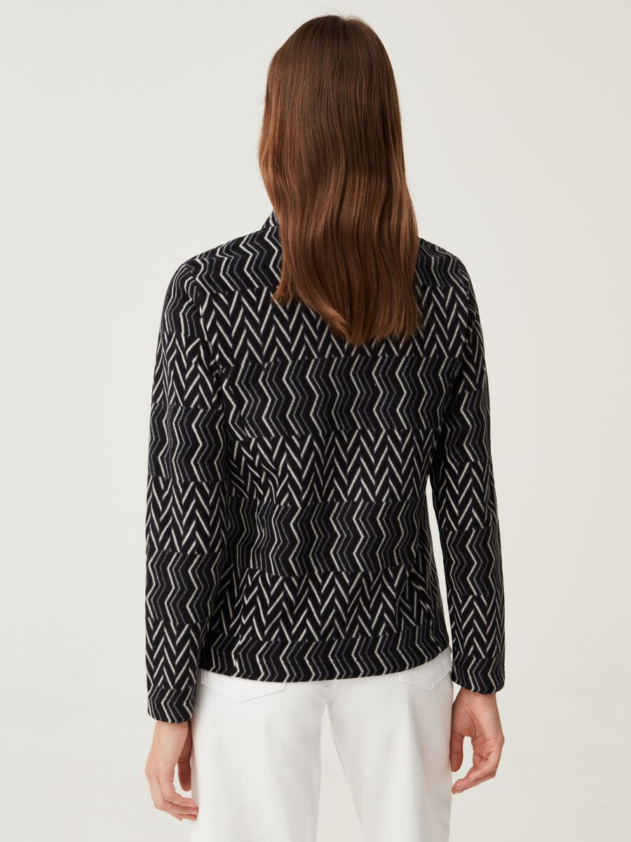 Full-zip fleece with zigzag print._2