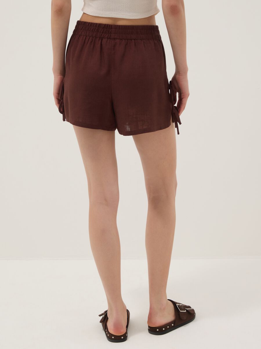 Brown viscose-linen blend shorts with elasticated waist, regular fit_2