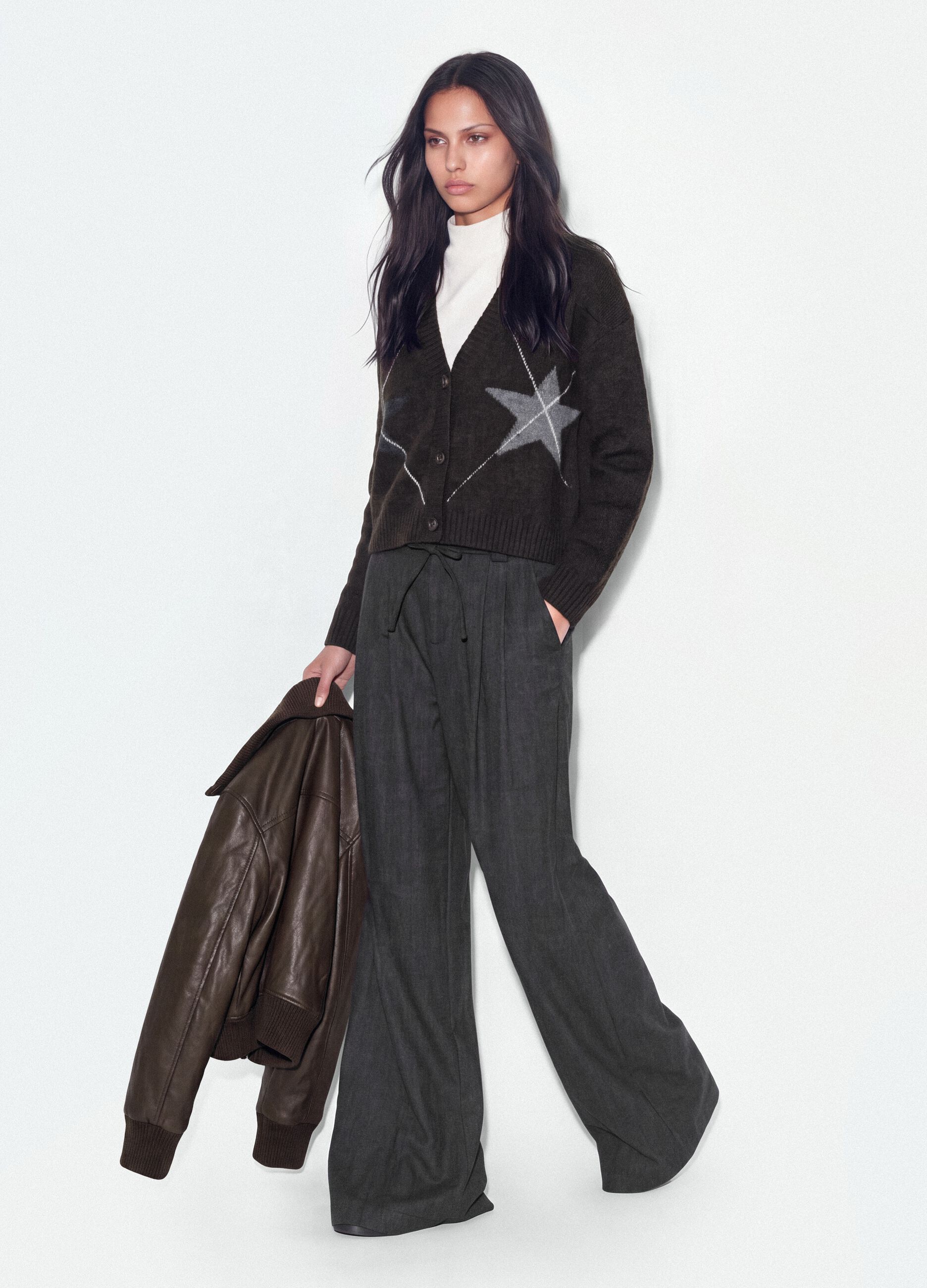Cardigan castanho em l&atilde; el&aacute;stica com decote em V profundo, corte oversized