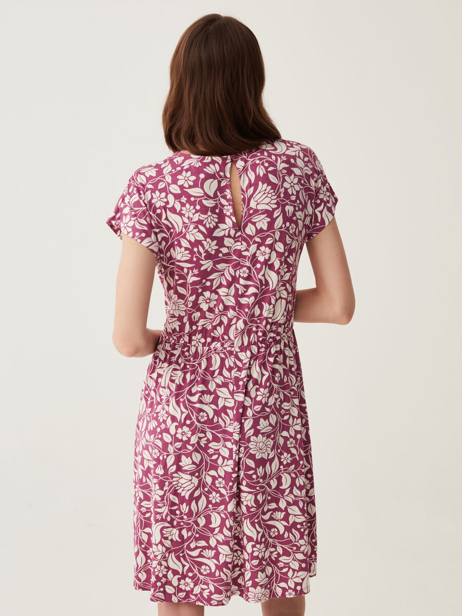 Short dress with floral pattern._2