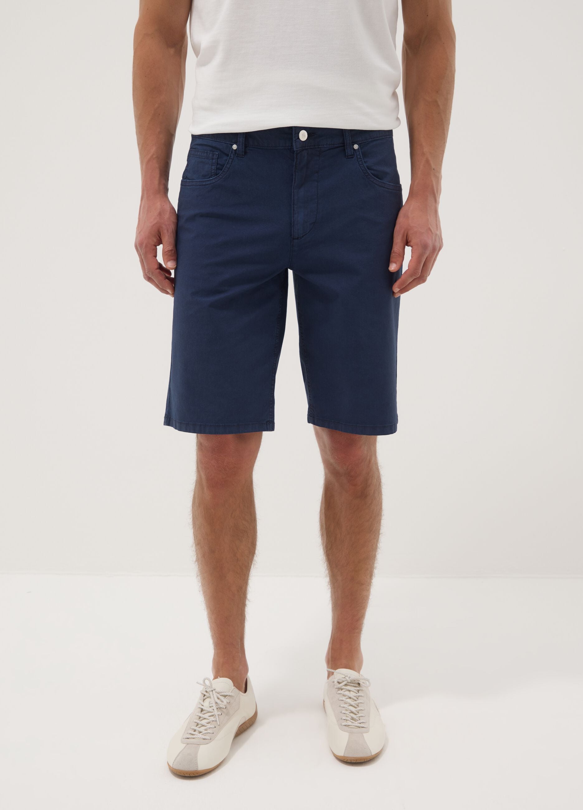 Bermudas azuis em algod&atilde;o el&aacute;stico com cinco bolsos