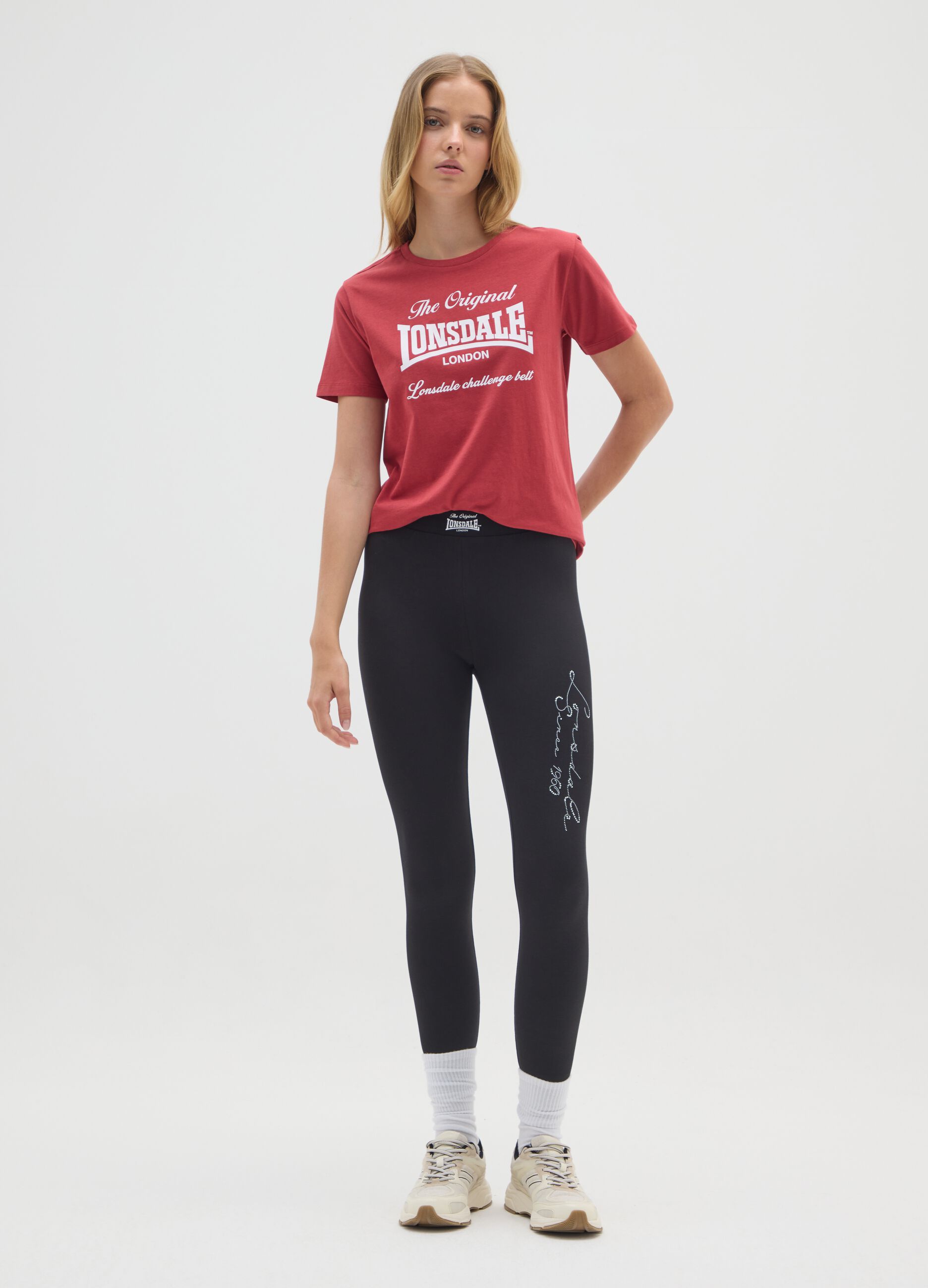 &Kappa;ό&kappa;&kappa;&iota;&nu;&omicron; T-shirt &alpha;&pi;ό &kappa;&alpha;&theta;&alpha;&rho;ό &beta;&alpha;&mu;&beta;ά&kappa;&iota; &mu;&epsilon; &kappa;&alpha;&nu;&omicron;&nu;&iota;&kappa;ή &epsilon;&phi;&alpha;&rho;&mu;&omicron;&gamma;ή