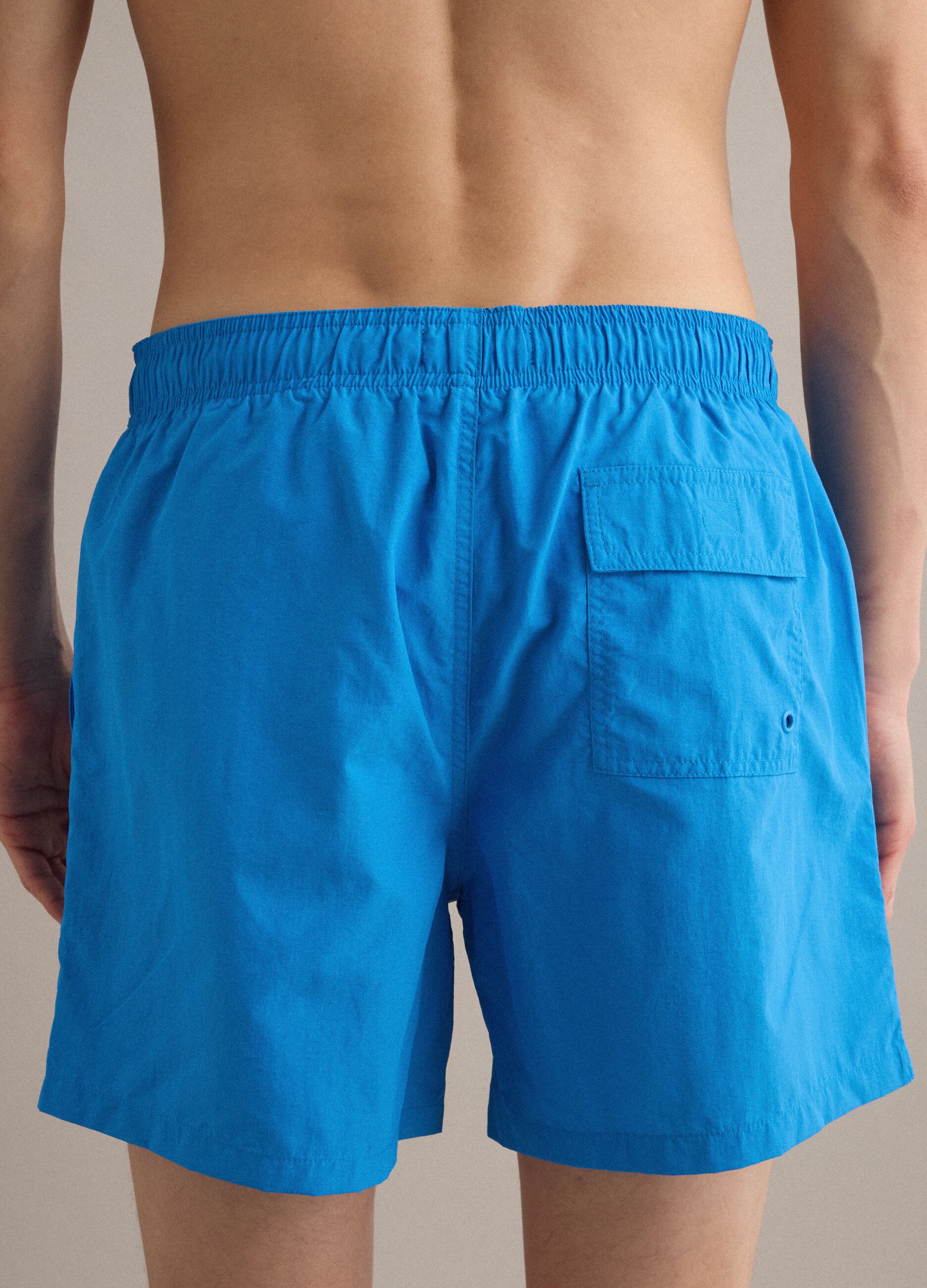 Short de bain bleu avec taille &eacute;lastiqu&eacute;e et cordon de serrage contrast&eacute;