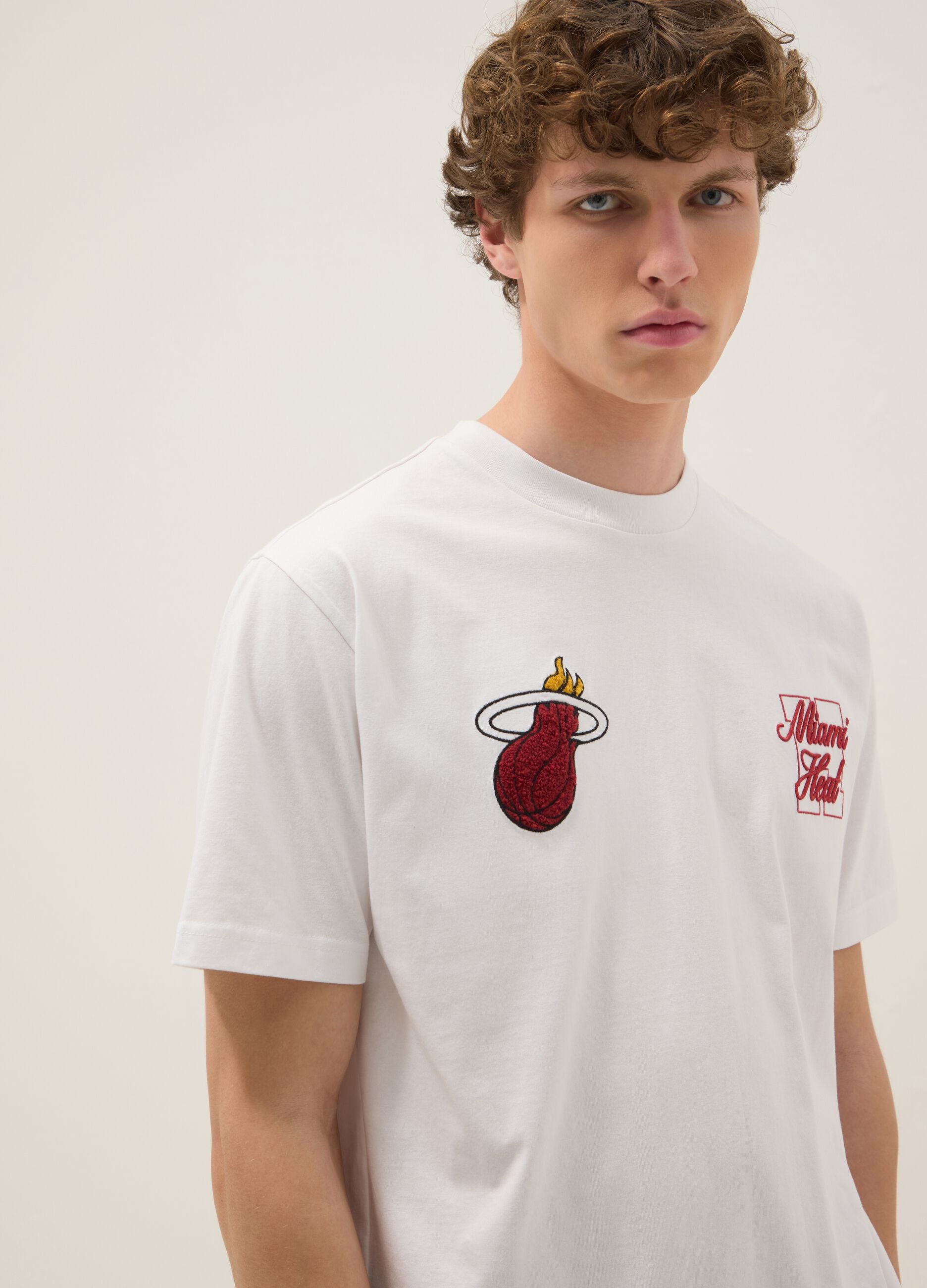 Wei&szlig;es T-Shirt aus reiner Baumwolle mit gesticktem Miami-Heat-Logo