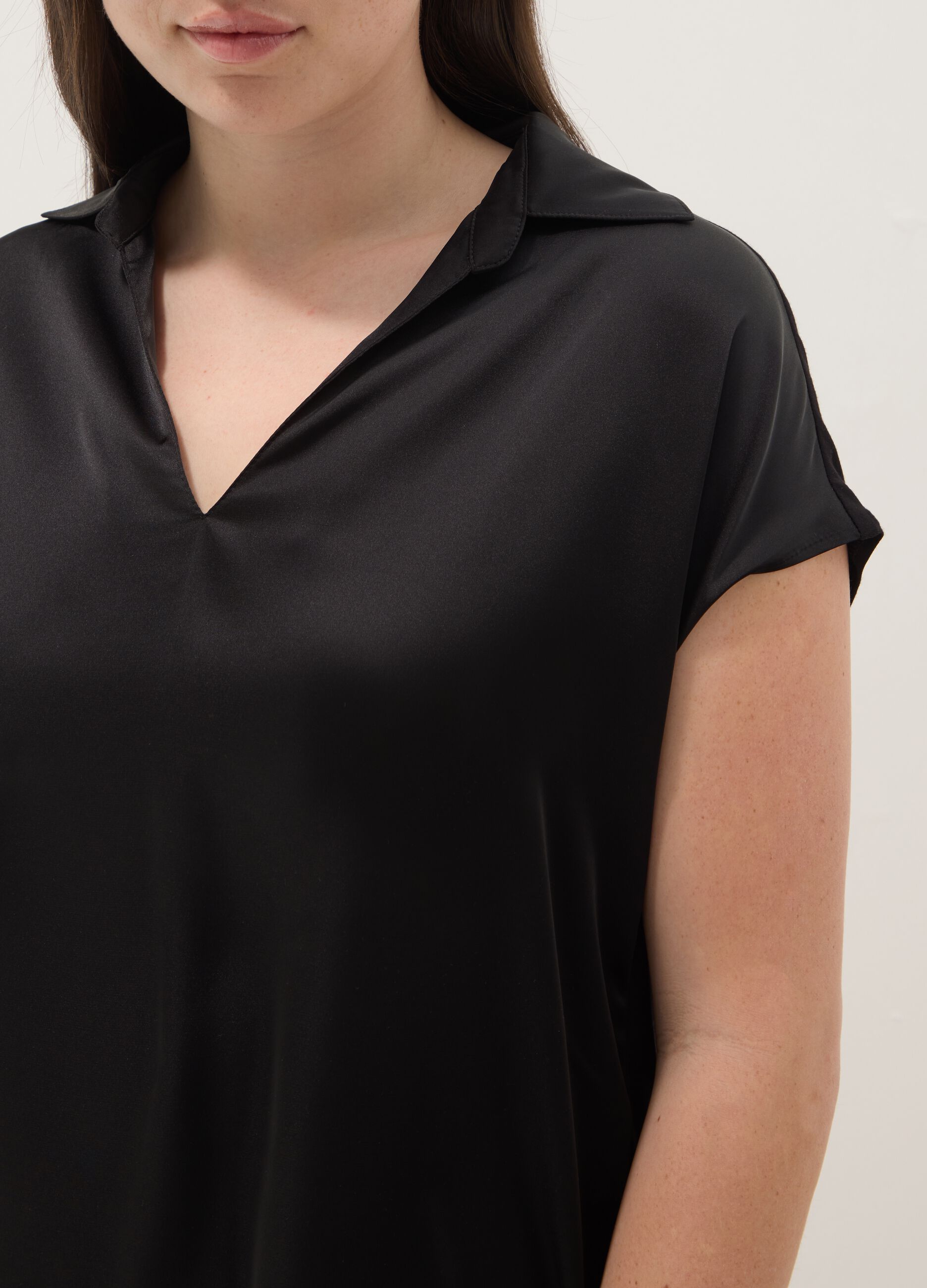 Black short-sleeve polo-collar T-shirt, regular fit