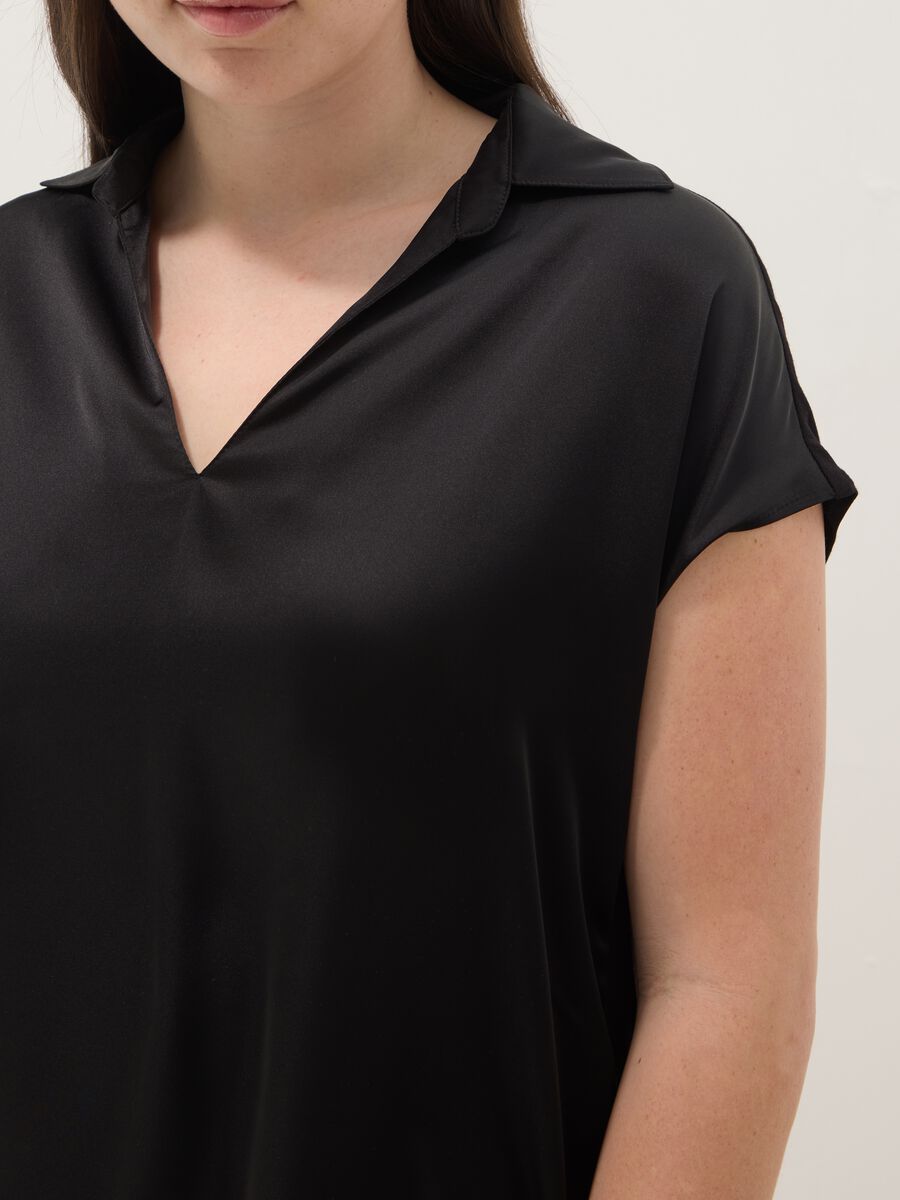 Schwarzes Kurzarm-T-Shirt mit Polokragen, Regular Fit_2