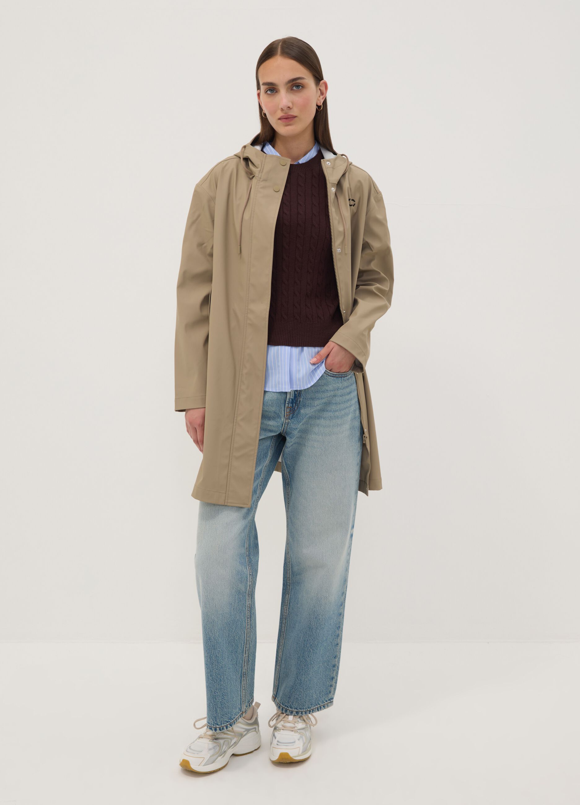 Lange beige Jacke mit Kapuze und Rei&szlig;verschluss