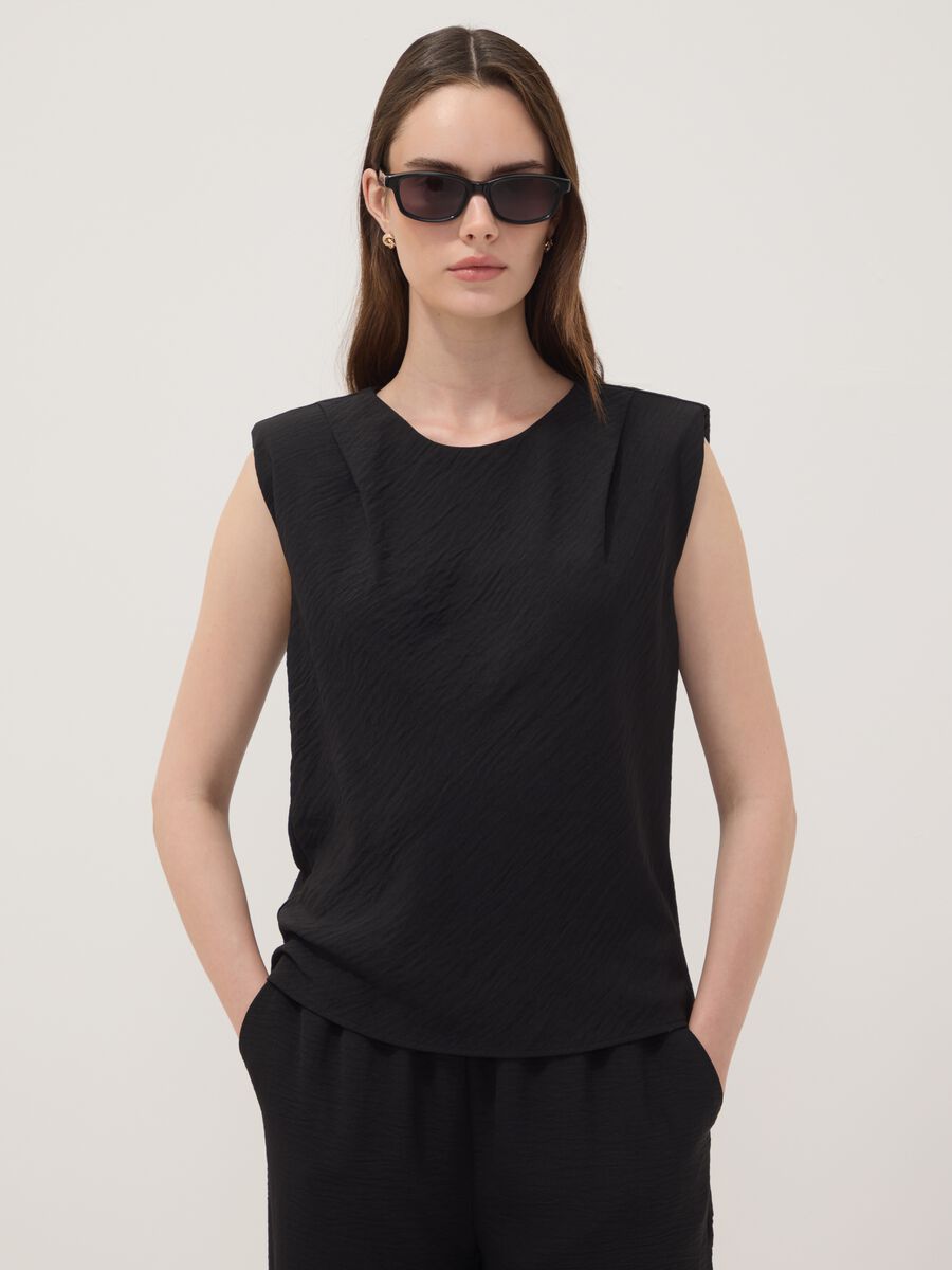 Blusa nera smanicata con texture pliss&eacute; regular fit_0