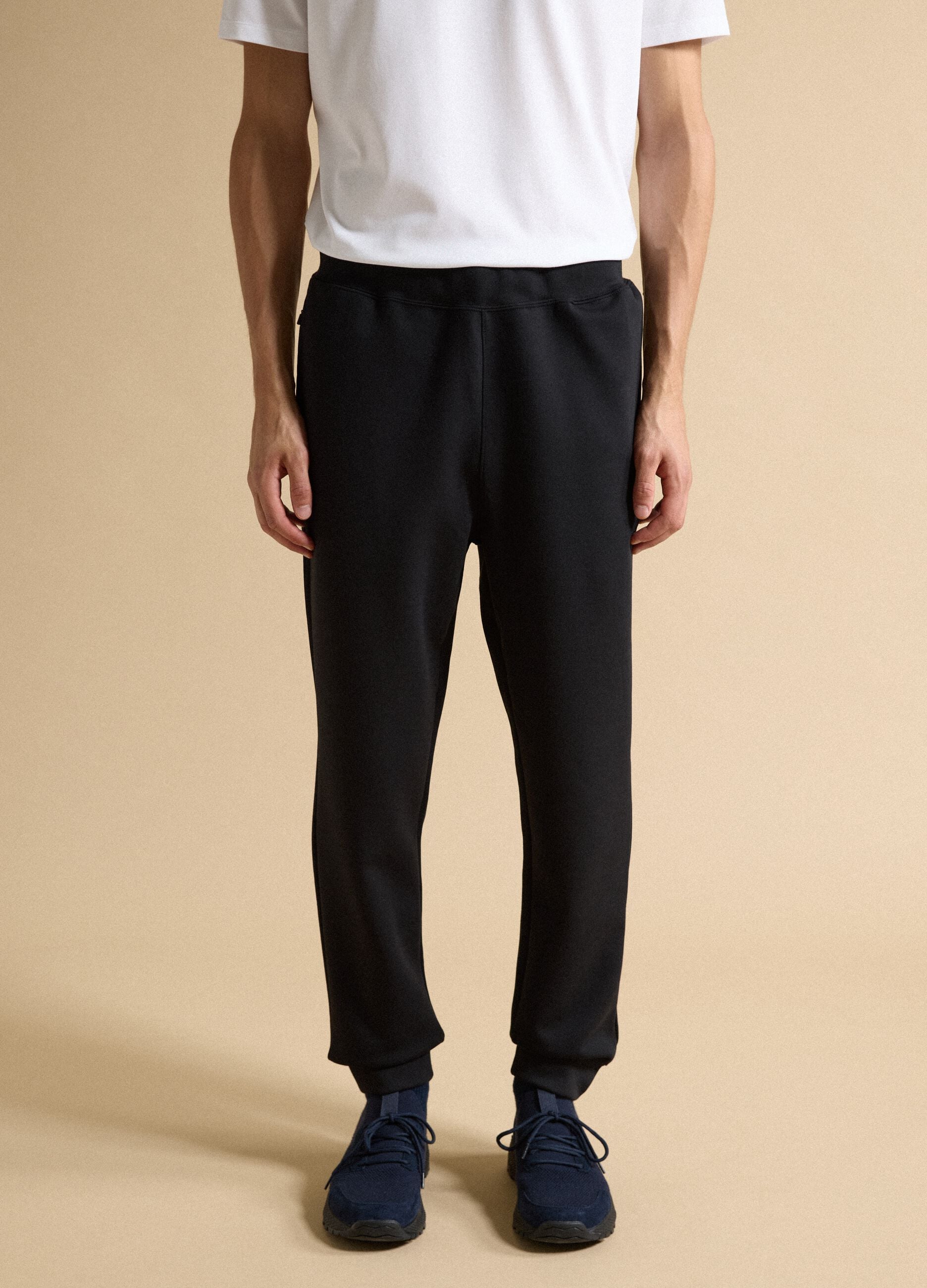 Schwarze Jogger in Regular Fit aus elastischem Easy-Dry-Gewebe