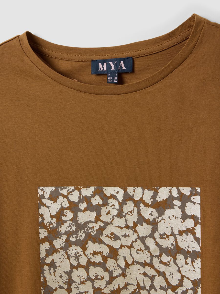 Braunes T-Shirt aus reiner Baumwolle mit Frontprint, Regular Fit_2