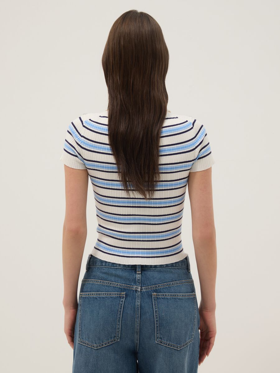 Figurbetonter Pullover aus Viskosemix mit bunten Streifen und Polokragen_3