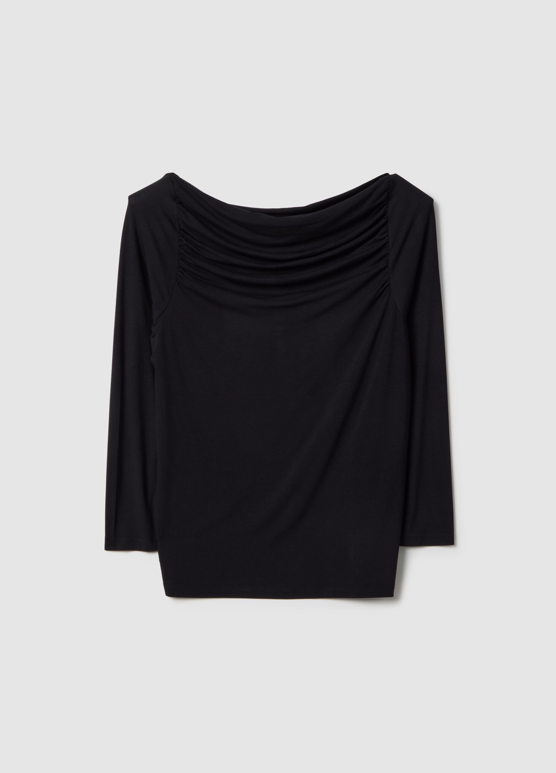 Top comprido preto de viscose el&aacute;stica com decote &agrave; barco e corte regular