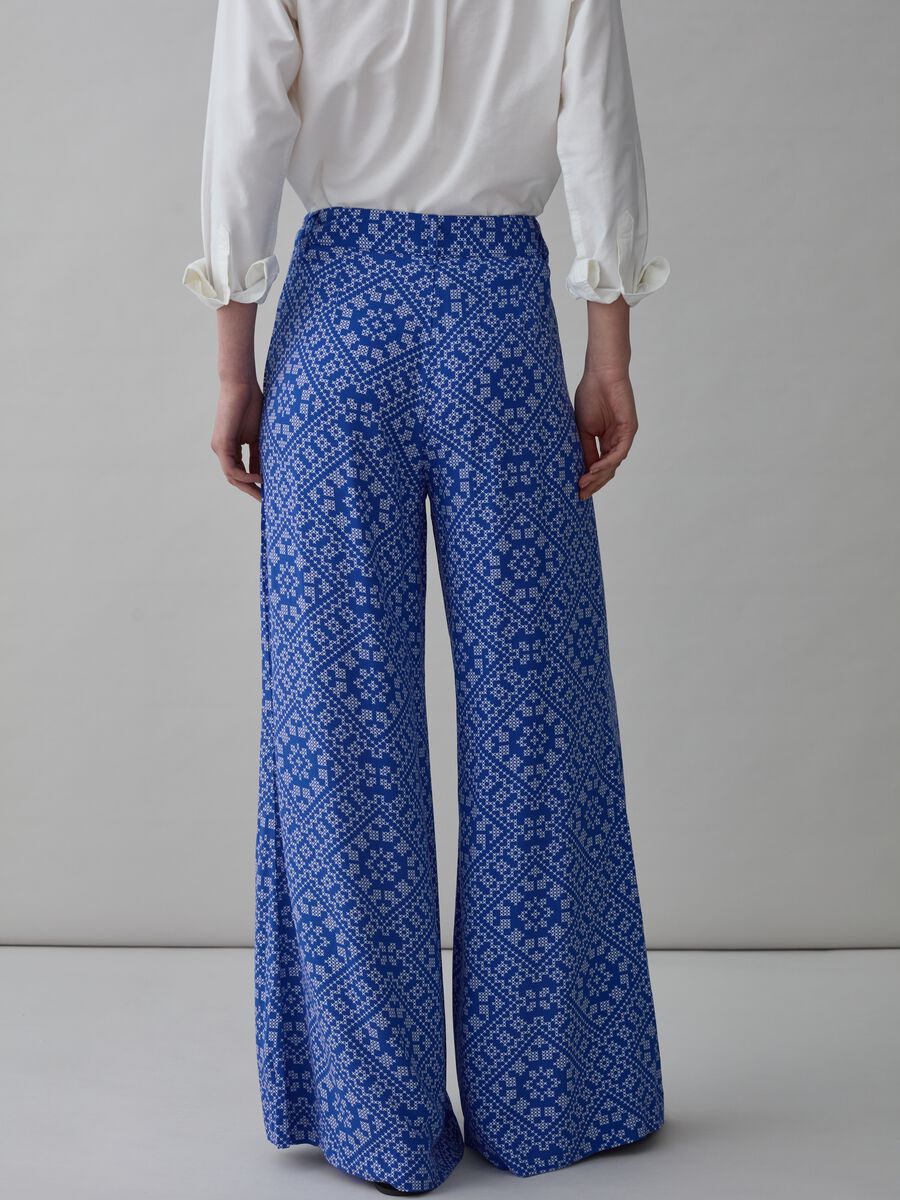 Flare-fit trousers in viscose with print_1