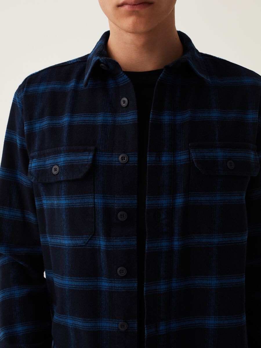 Flannel shacket with check pattern_3